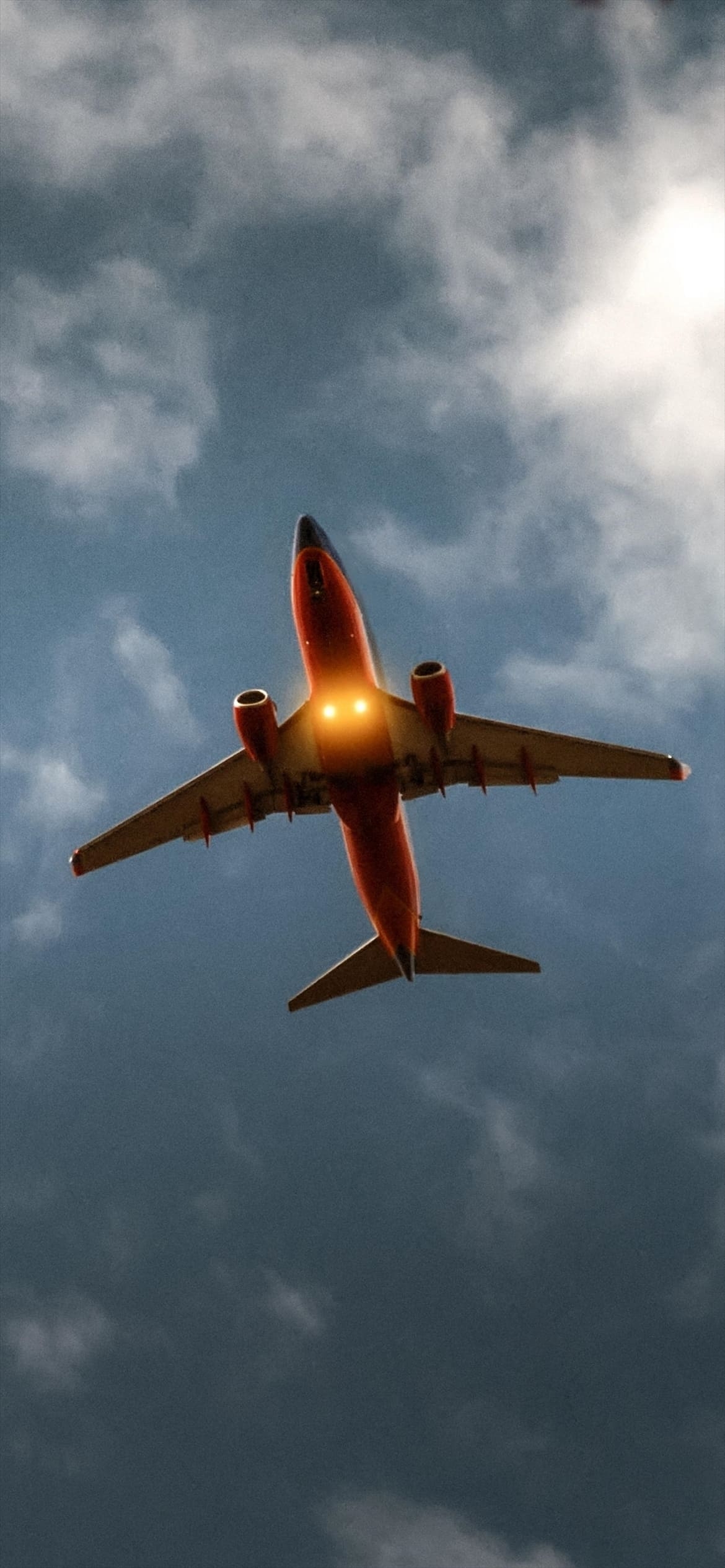 下から見上げた赤い飛行機の1170 x 2532 / スマホ壁紙