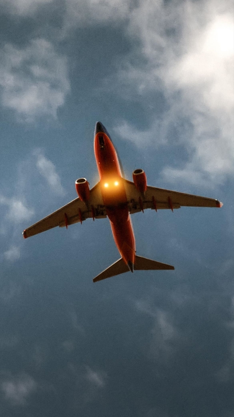 下から見上げた赤い飛行機の750 x 1334 / スマホ壁紙