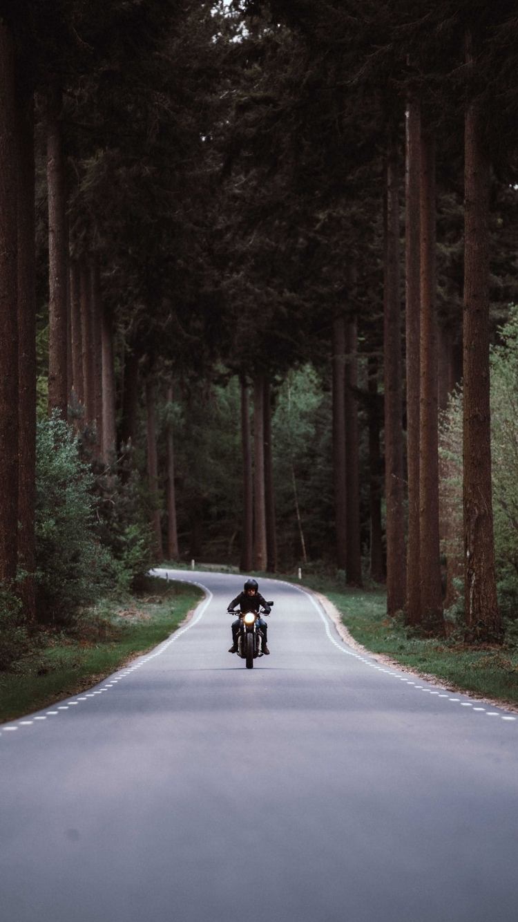林道を走る黒いバイクの750 x 1334 / スマホ壁紙