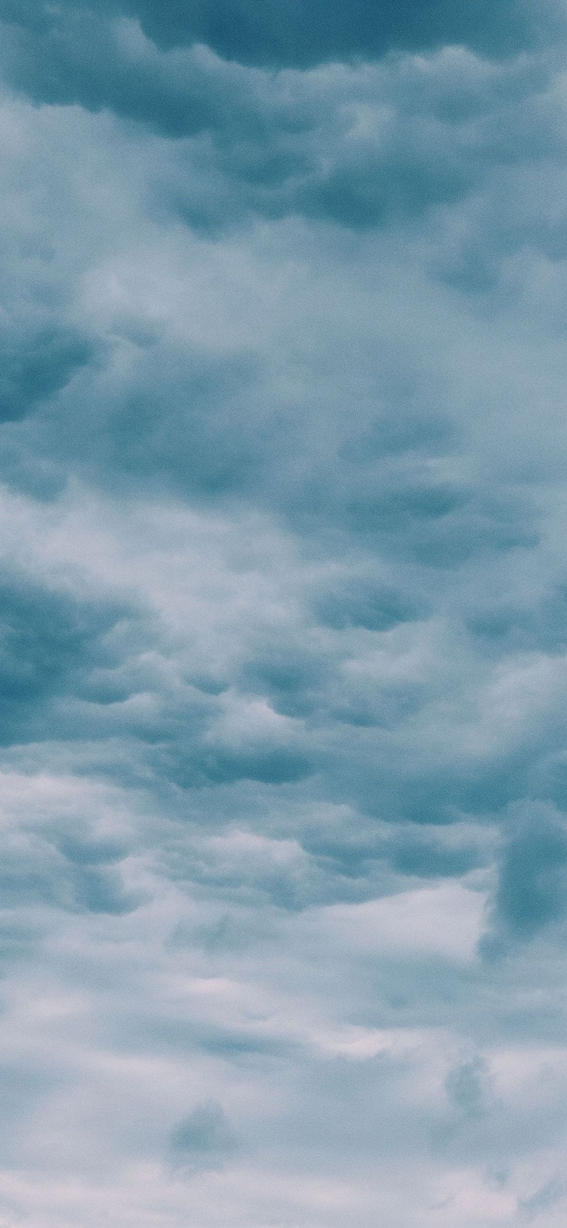 水色の空 白い雲の1170 x 2532 / スマホ壁紙