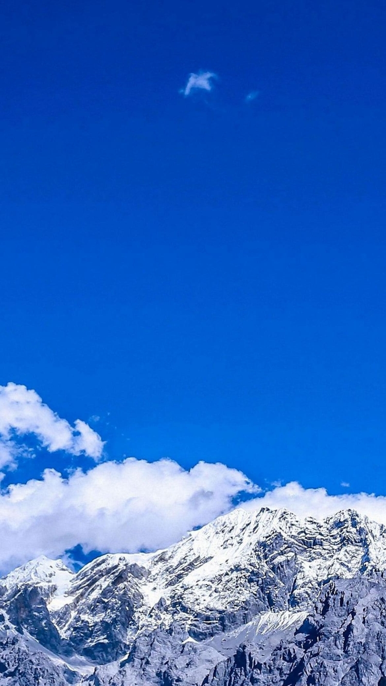 綺麗な青空 白い雲 白い山の750 x 1334 / スマホ壁紙