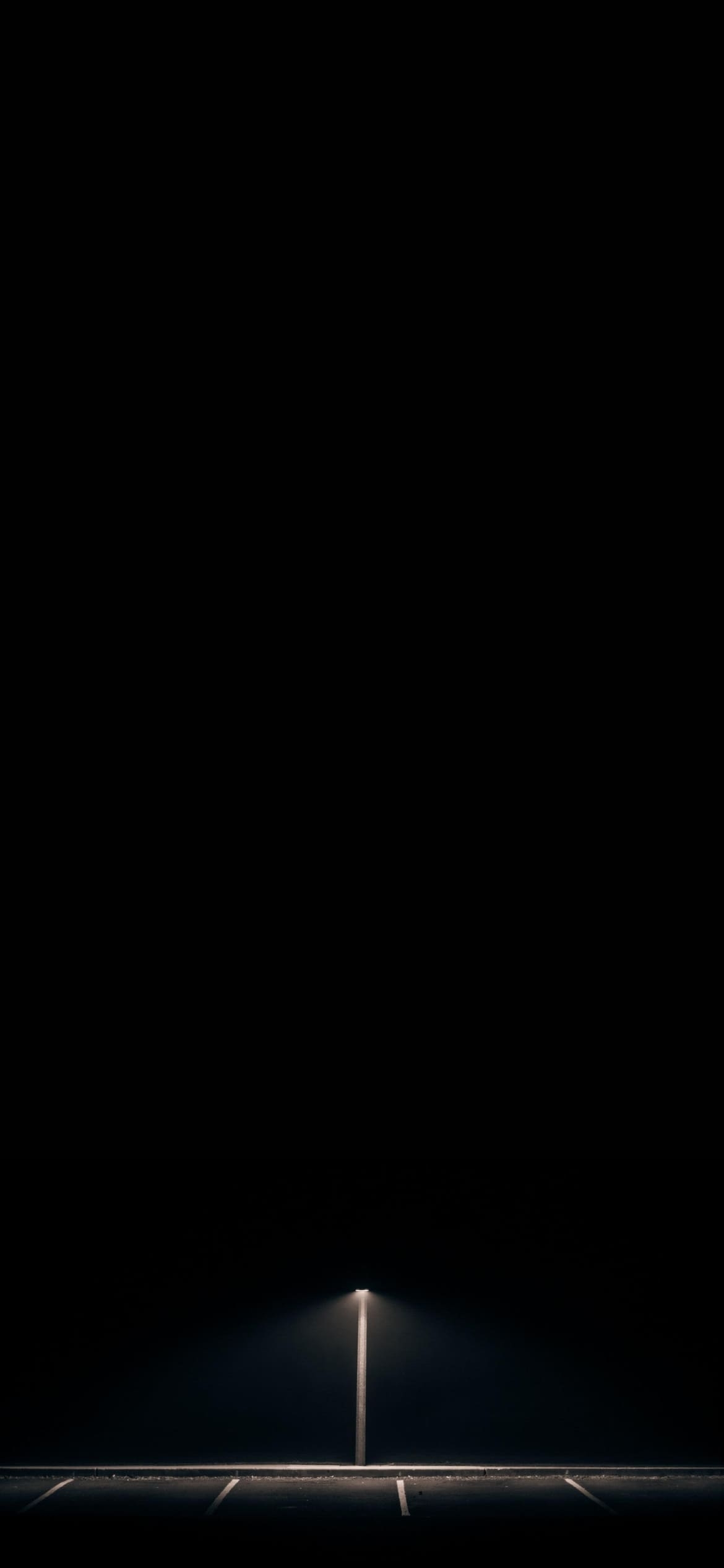 暗い夜の駐車場の1170 x 2532 / スマホ壁紙