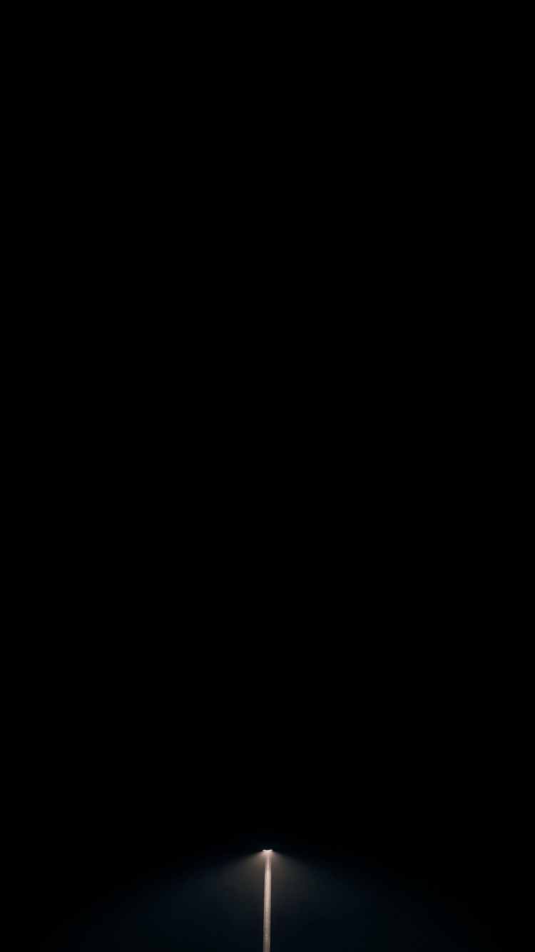 暗い夜の駐車場の750 x 1334 / スマホ壁紙
