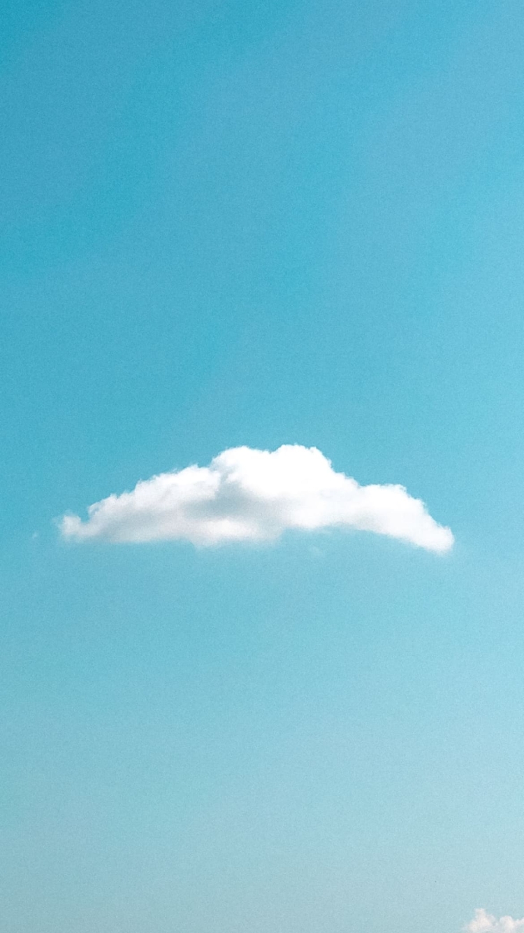 淡い水色の空と白い雲 1つ 晴天の750 x 1334 / スマホ壁紙
