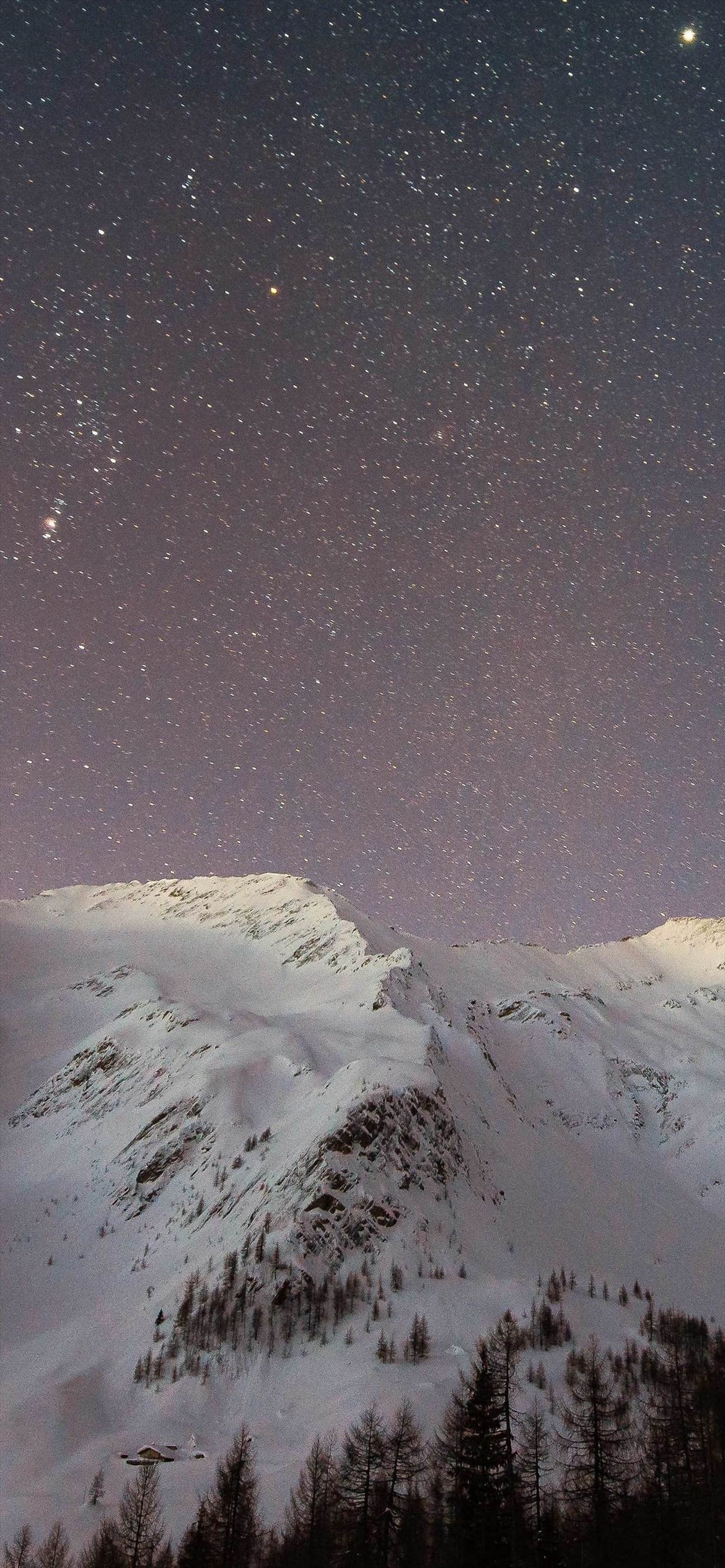 黒い星空と雪山の1170 x 2532 / スマホ壁紙