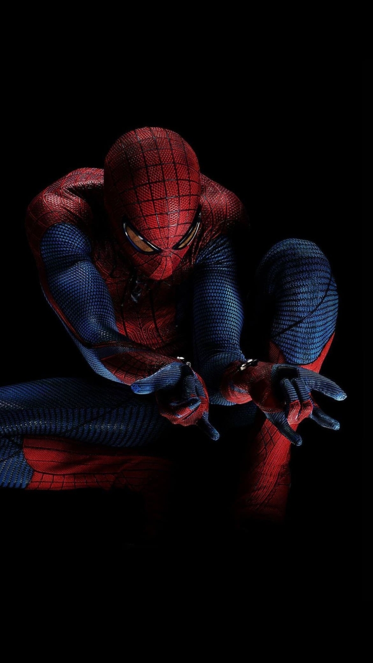 糸を出すスパイダーマンの750 x 1334 / スマホ壁紙