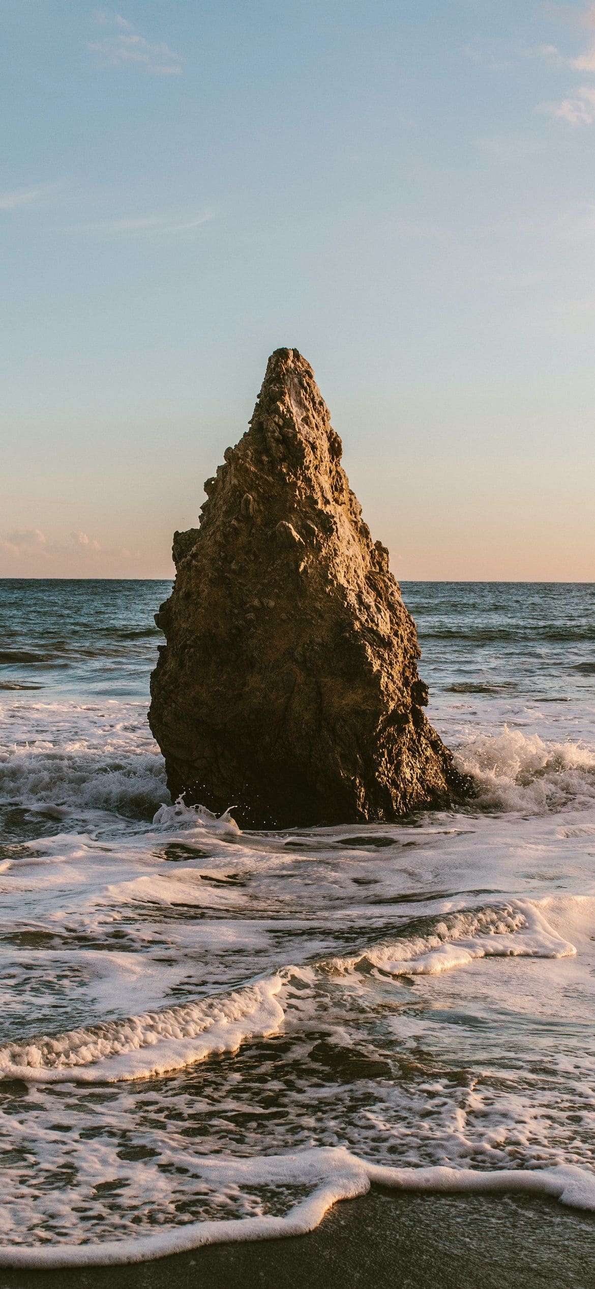 海の尖った岩 奇岩の1170 x 2532 / スマホ壁紙