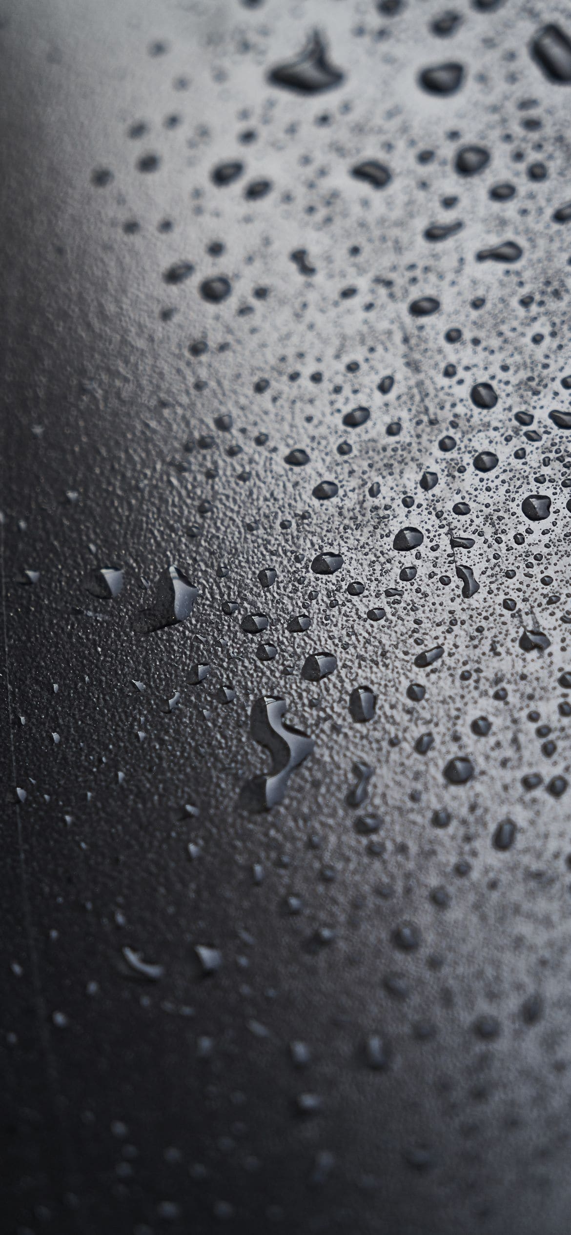 黒い金属 水滴の1170 x 2532 / スマホ壁紙