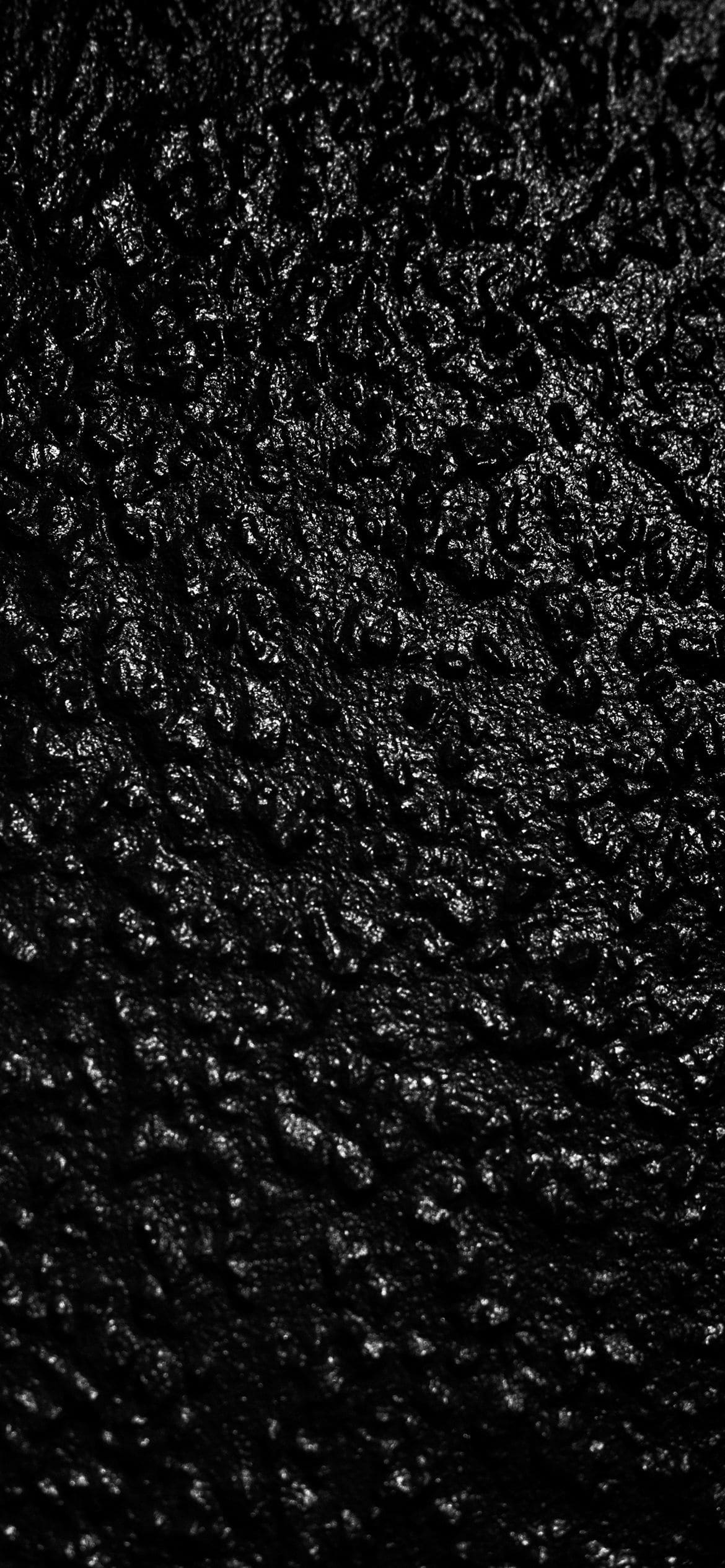 黒い岩の表面の1170 x 2532 / スマホ壁紙