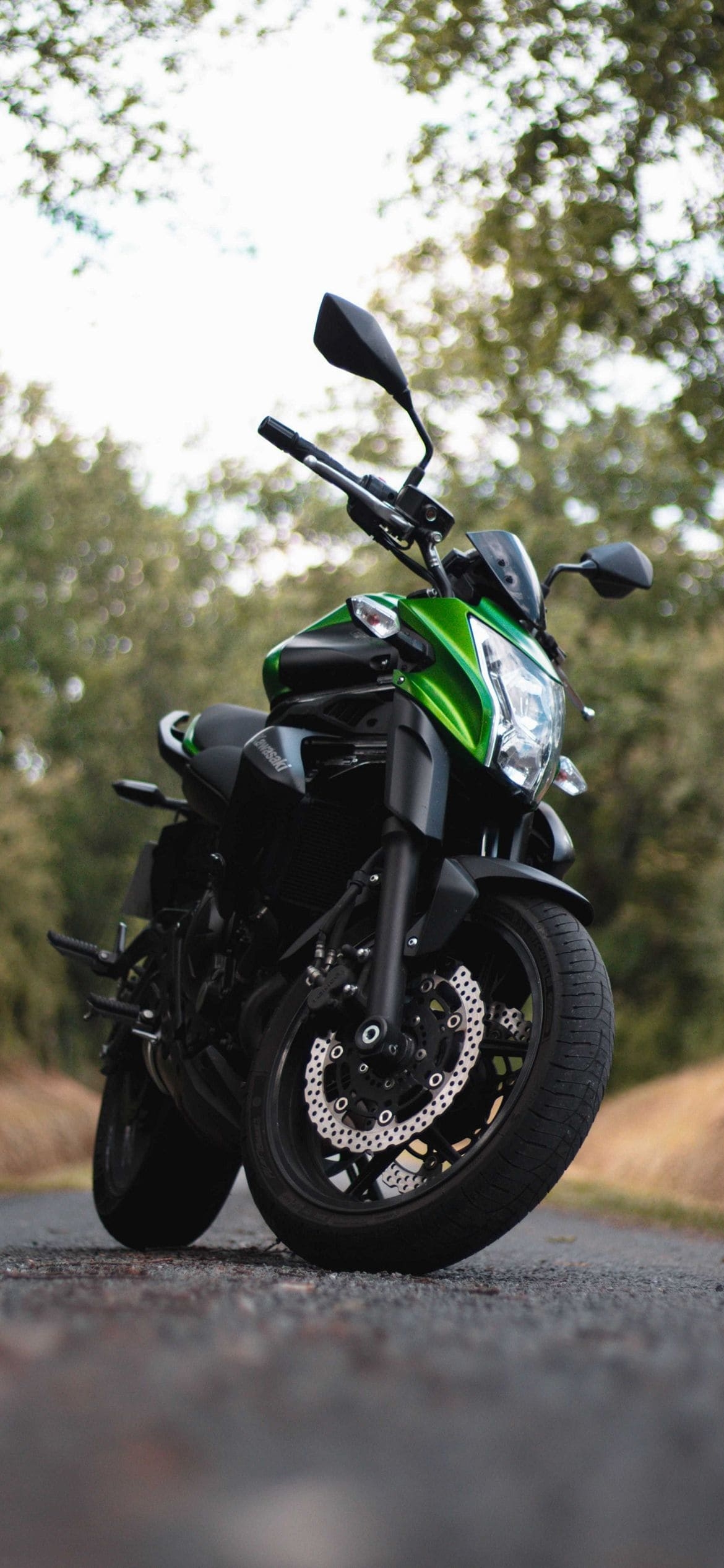 緑と黒のバイクの1170 x 2532 / スマホ壁紙