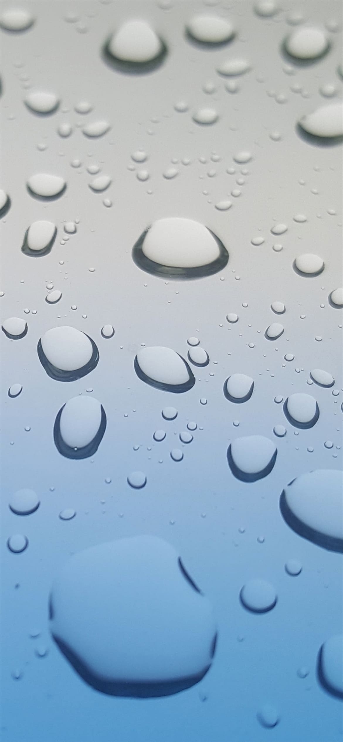 奥行のあるガラスと水滴の1170 x 2532 / スマホ壁紙
