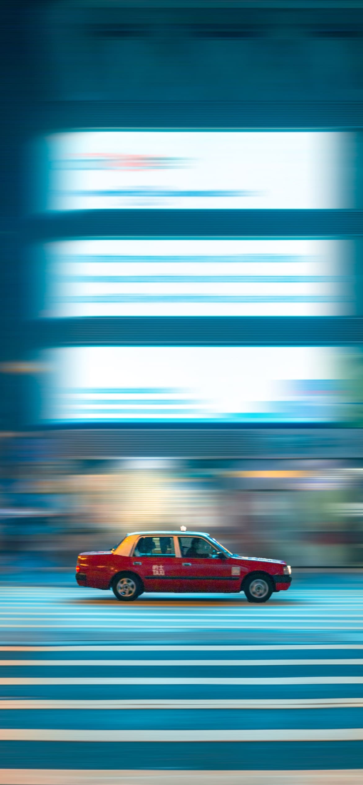 街中を疾走する赤と黄色のタクシーの1170 x 2532 / スマホ壁紙