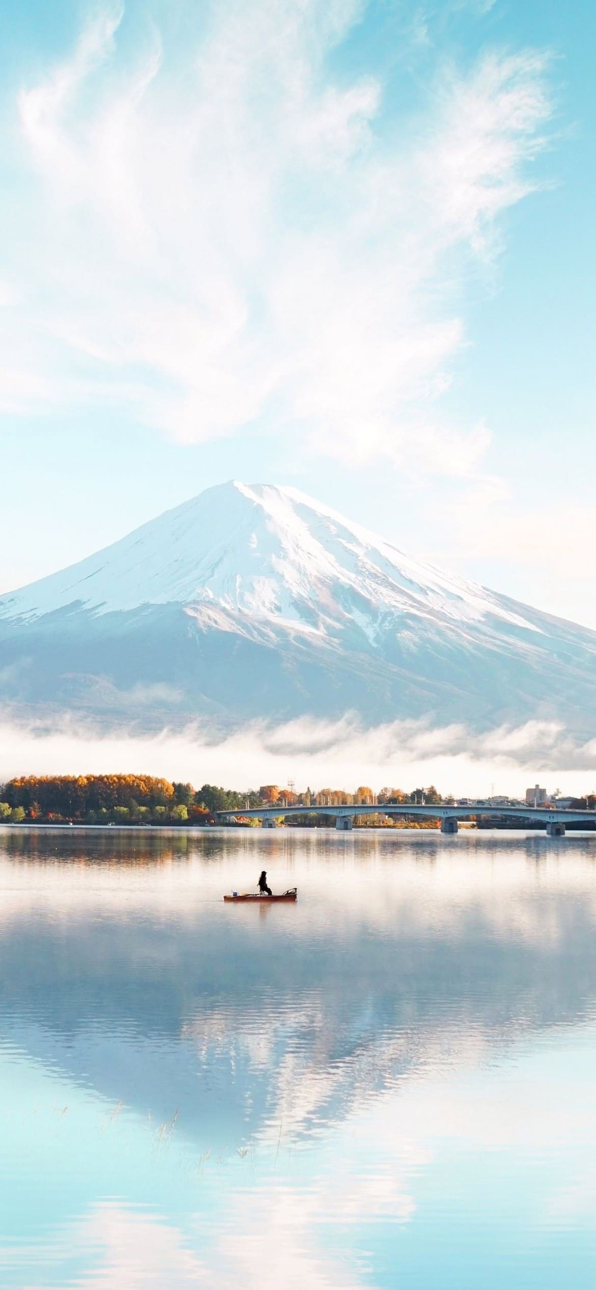 水色の空 雪山 湖で釣りをする人の1170 x 2532 / スマホ壁紙