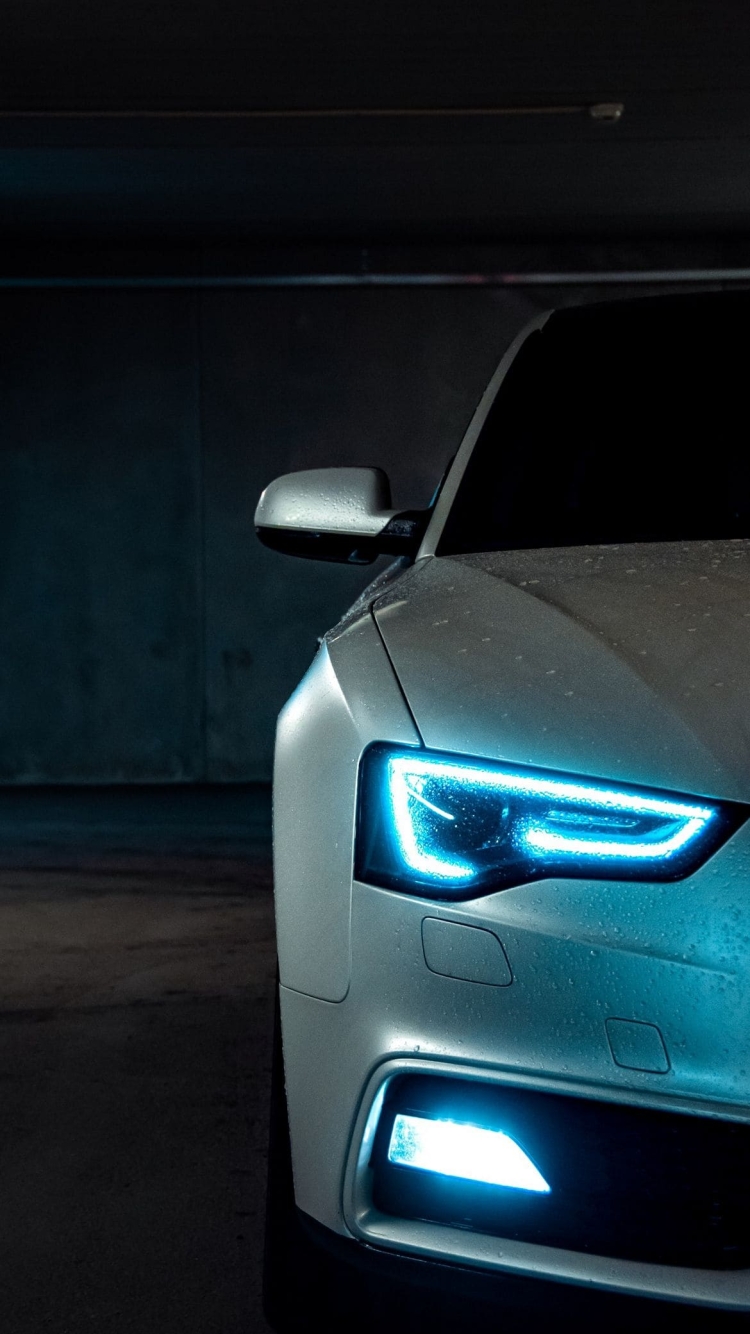 かっこい白い車 青のヘッドライトの750 x 1334 / スマホ壁紙