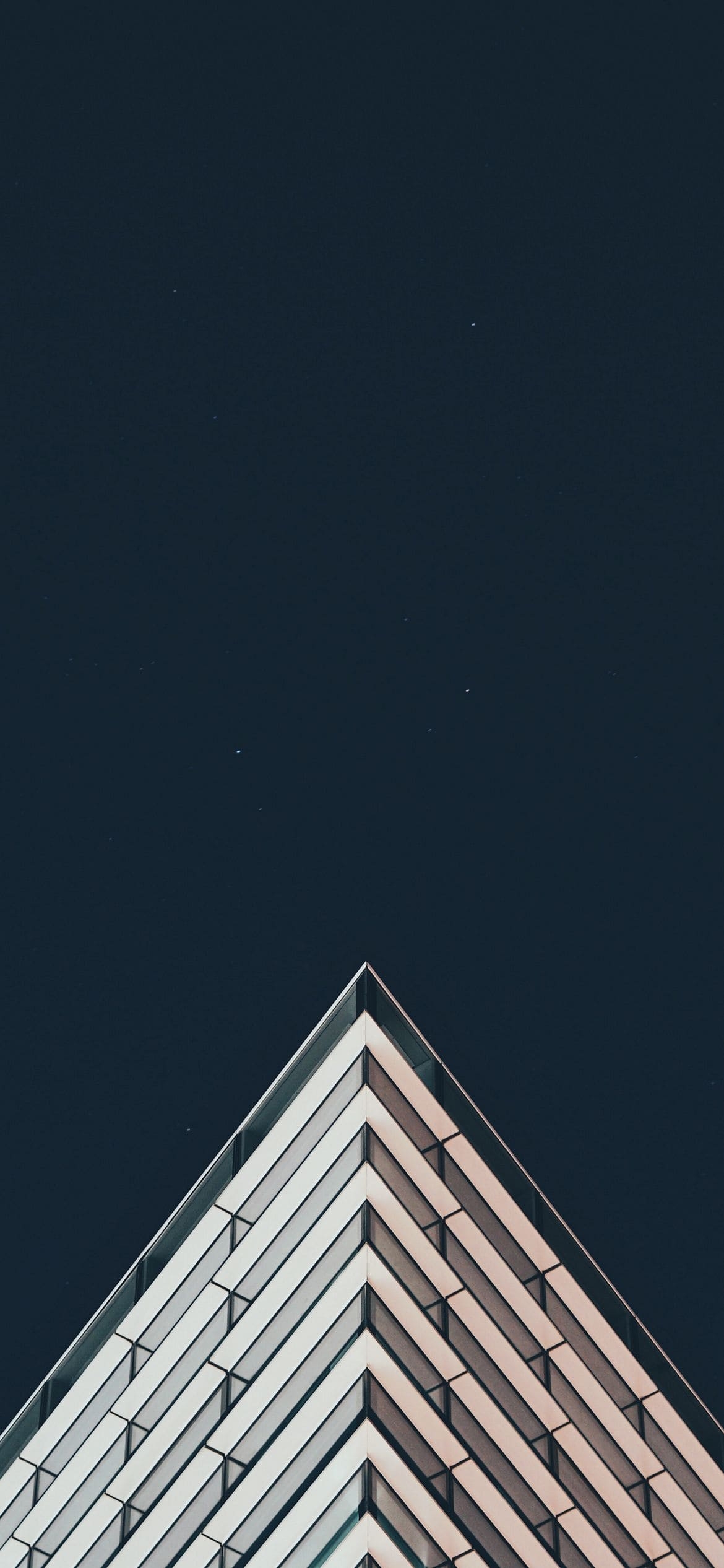モダンなビルと空の1170 x 2532 / スマホ壁紙