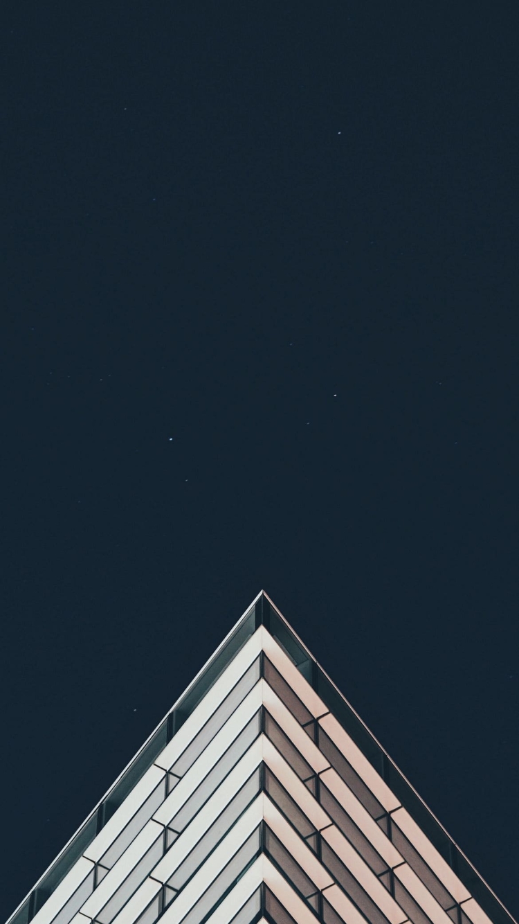 モダンなビルと空の750 x 1334 / スマホ壁紙