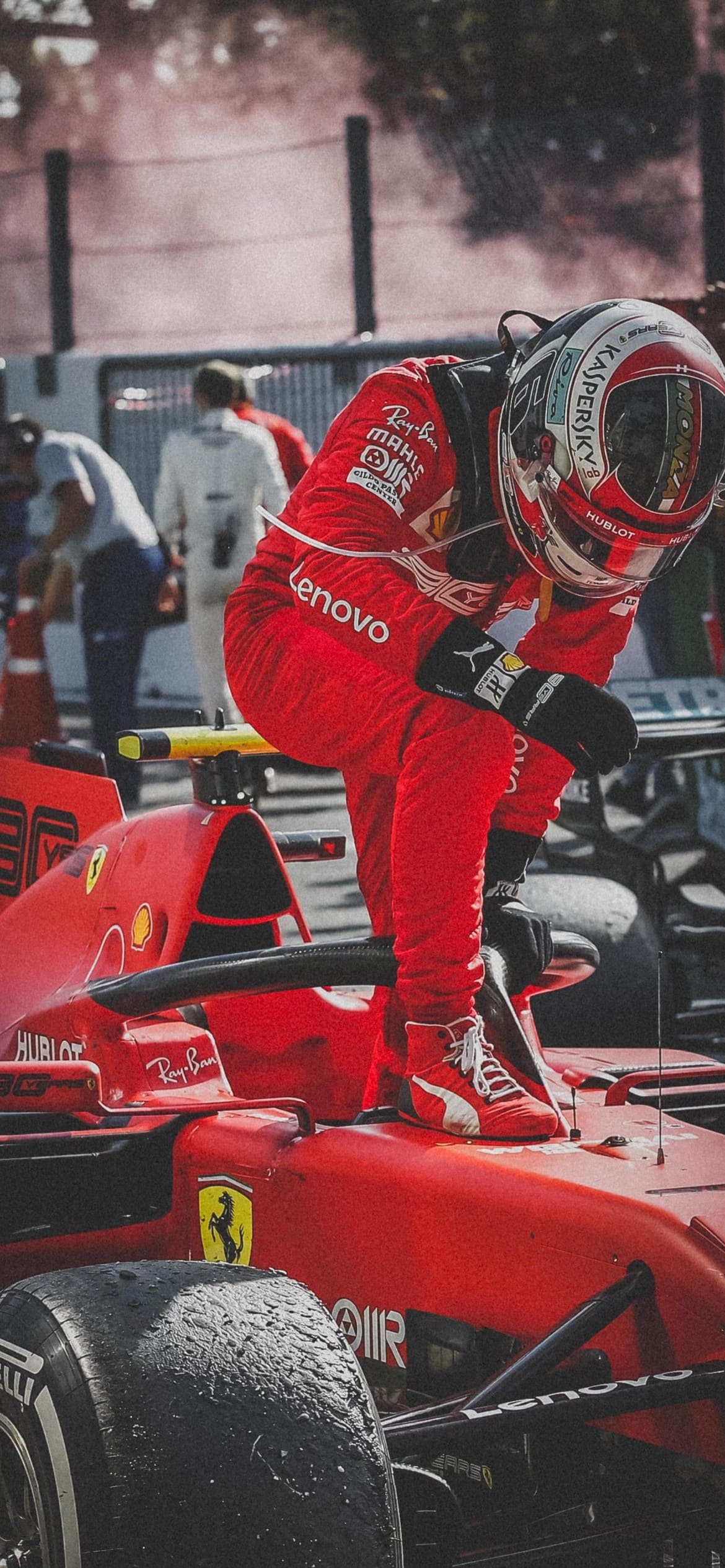 F1 レーサー フェラーリ 赤の1170 x 2532 / スマホ壁紙