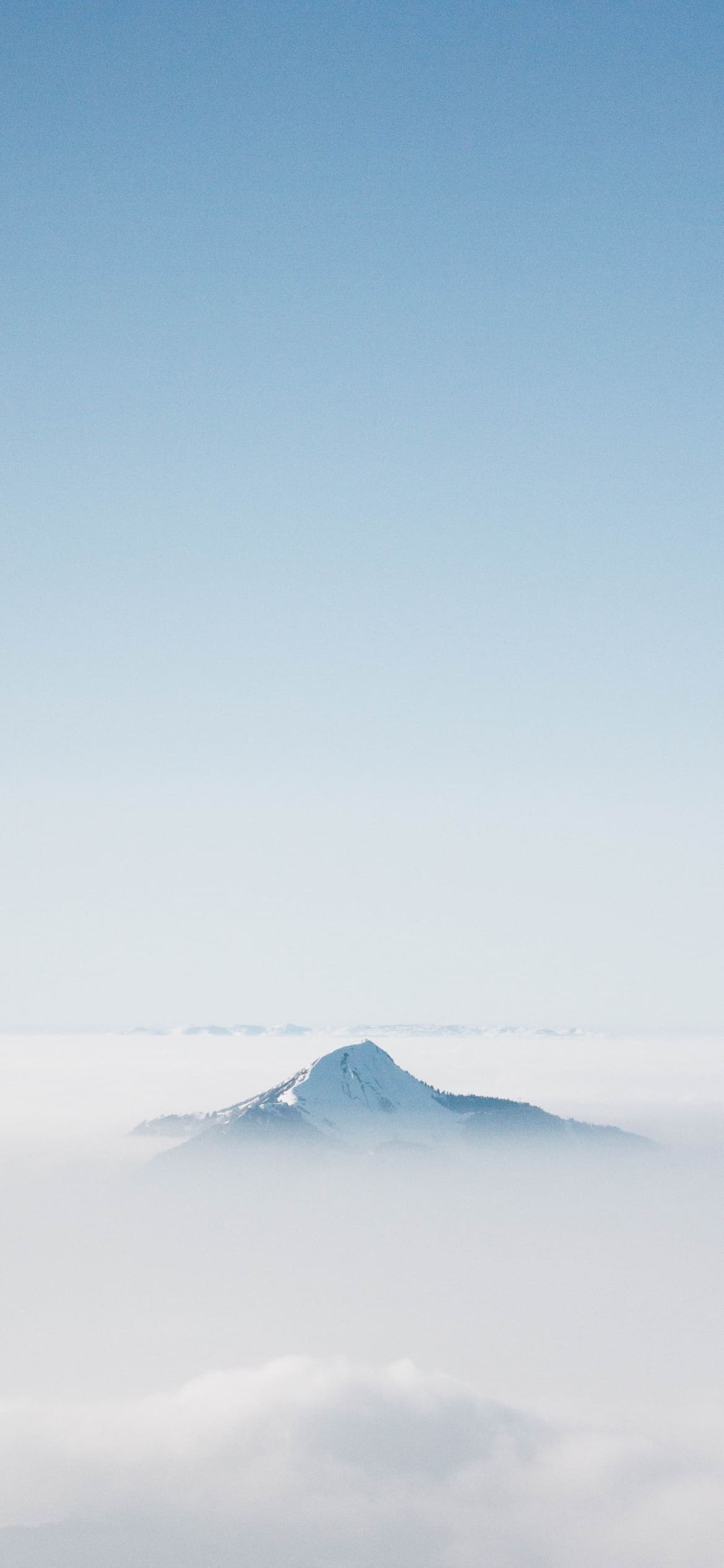 雲と雪山 澄んだ空の1170 x 2532 / スマホ壁紙