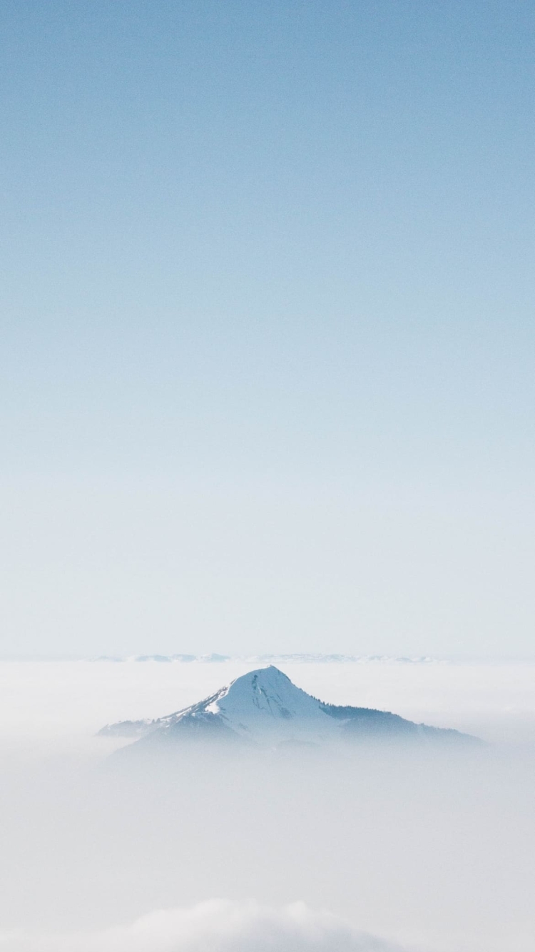 雲と雪山 澄んだ空の750 x 1334 / スマホ壁紙