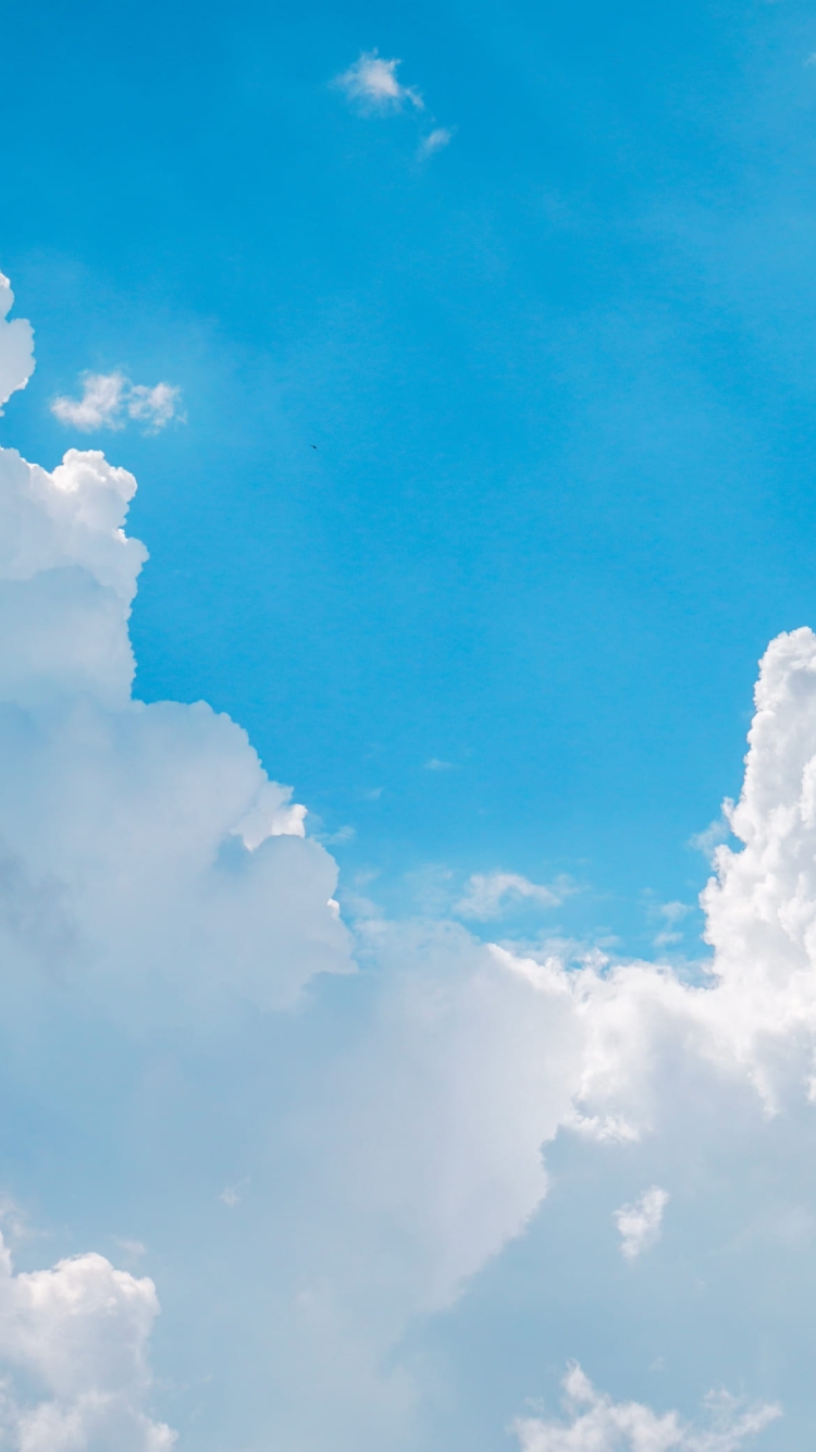大きな白い雲と綺麗な水色の空の750 x 1334 / スマホ壁紙