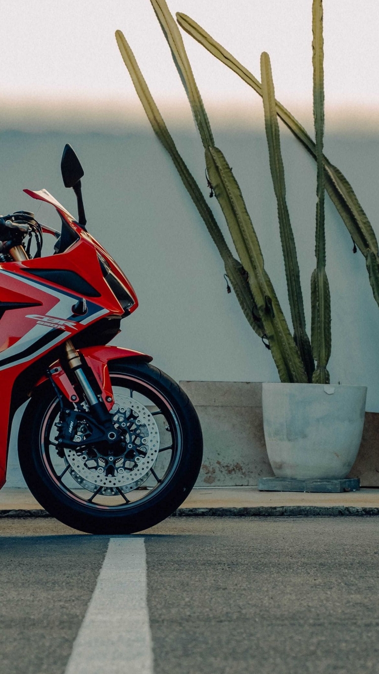 赤と白のバイクの750 x 1334 / スマホ壁紙