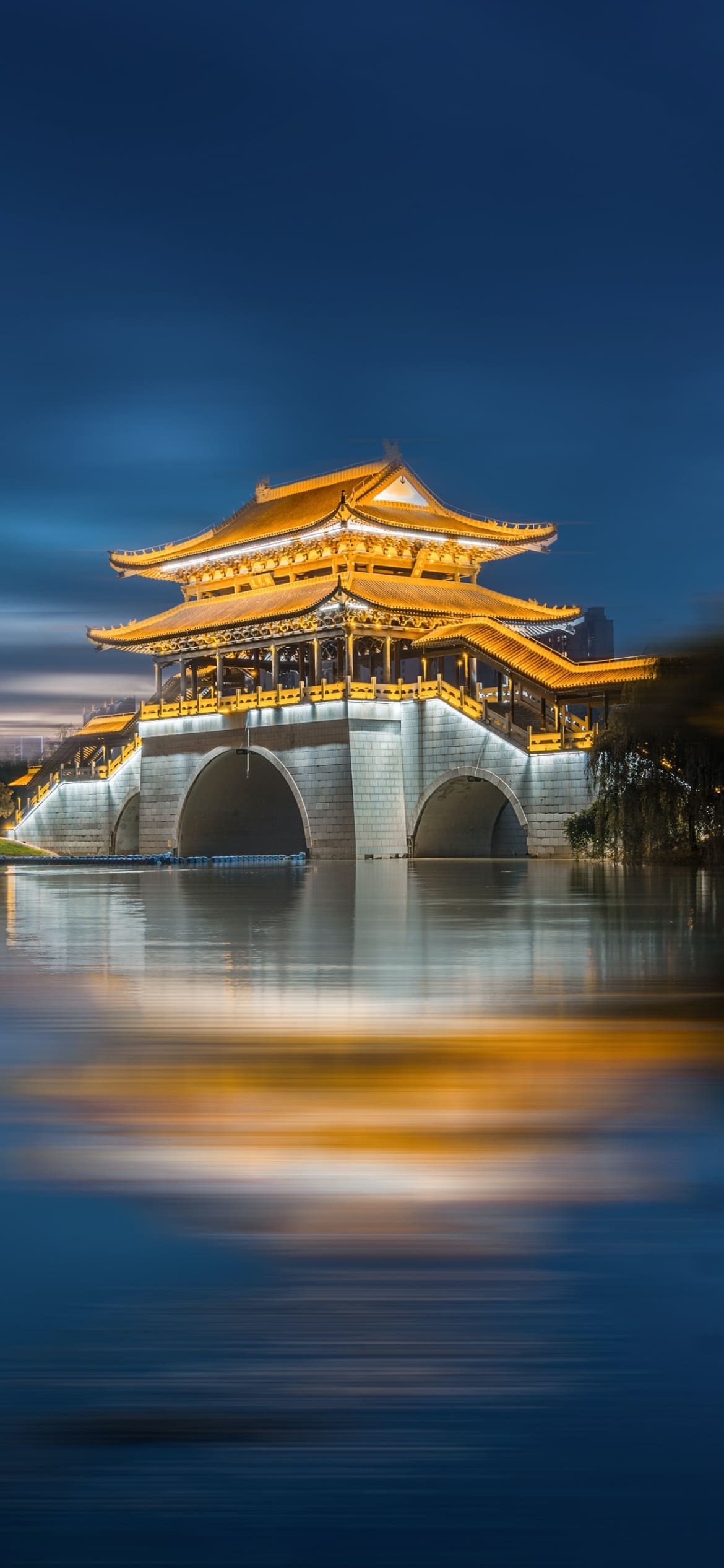 中国の金色の寺院の1170 x 2532 / スマホ壁紙