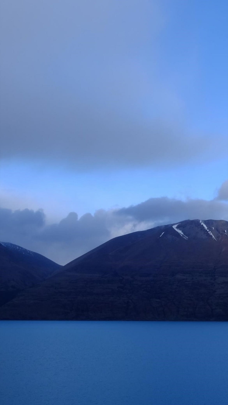 淡い湖と曇り空 台地の750 x 1334 / スマホ壁紙