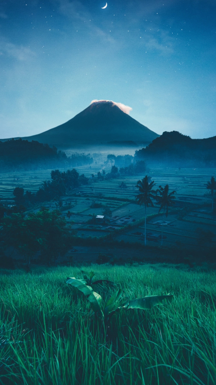 山と田園風景と三日月と夜空のiphone8 Iphone Se 第2世代 第3世代 用のスマホ壁紙 壁紙キングダム