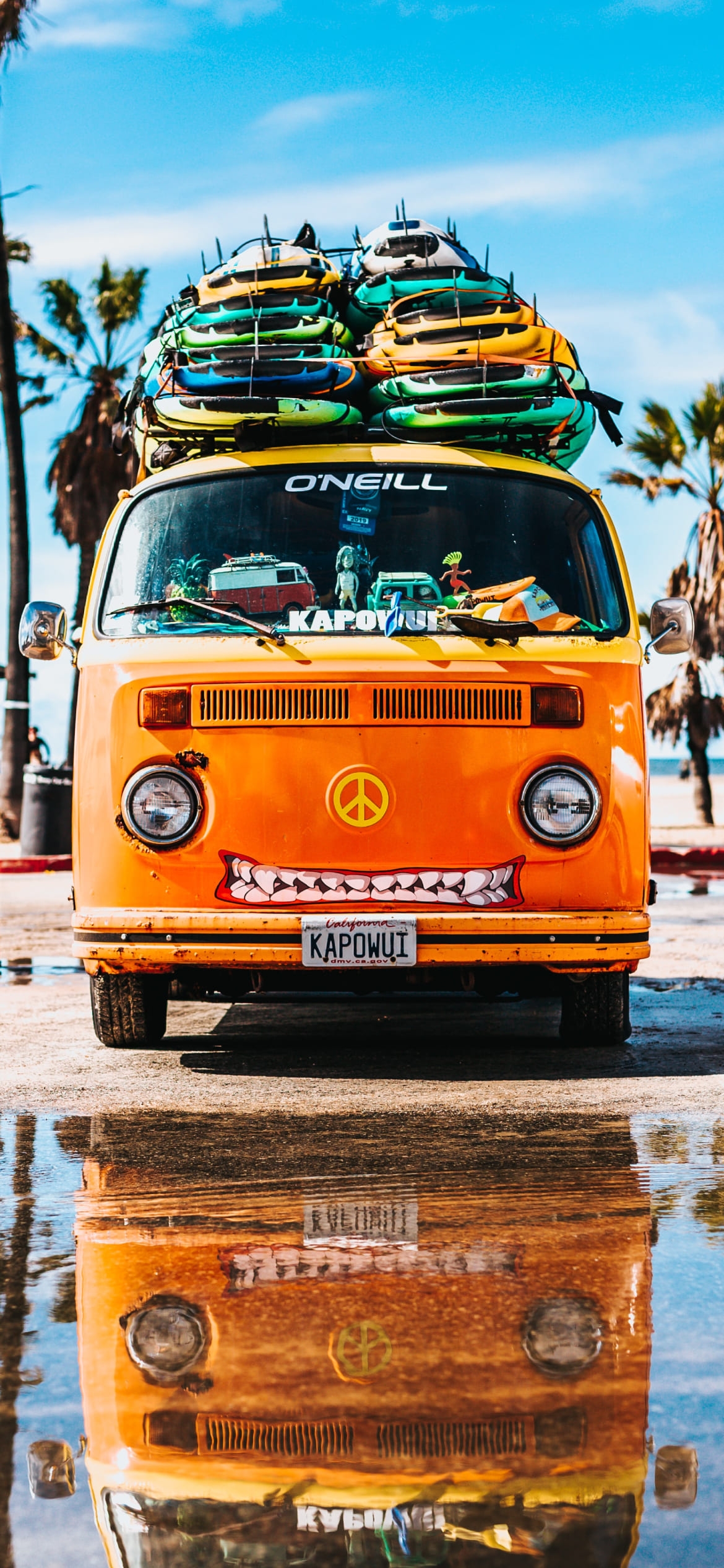 カヤックを積んだ黄色い車の1170 x 2532 / スマホ壁紙