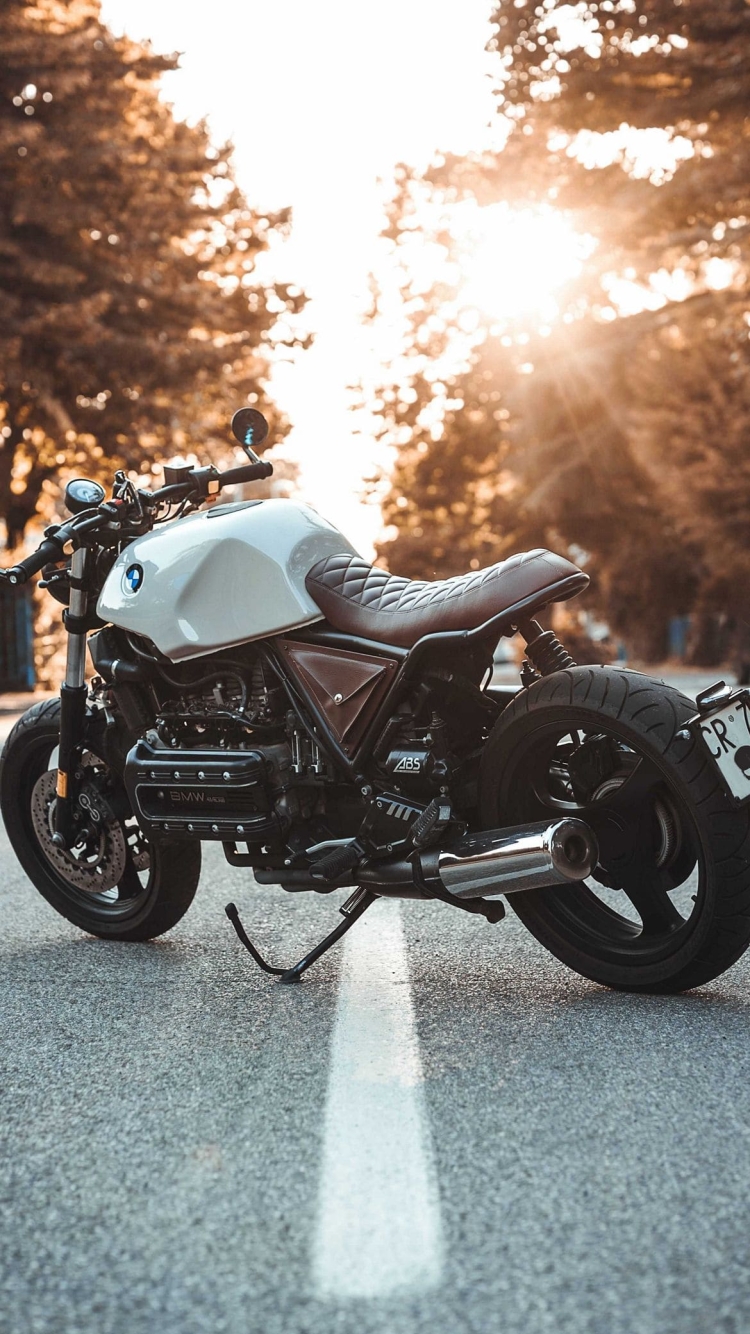 白と茶色のバイクの750 x 1334 / スマホ壁紙