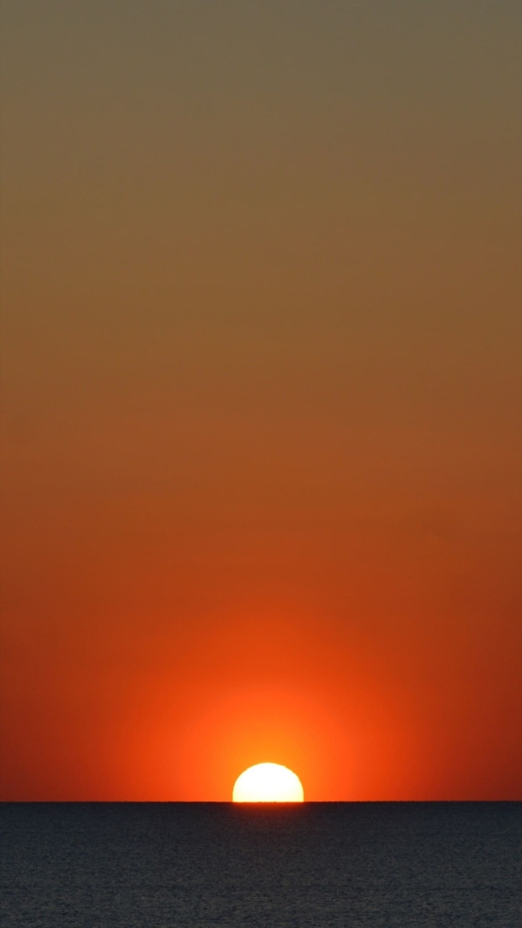 オレンジの夕日と漆黒の海のiphone8 Iphone Se 第2世代 第3世代 用のスマホ壁紙 壁紙キングダム
