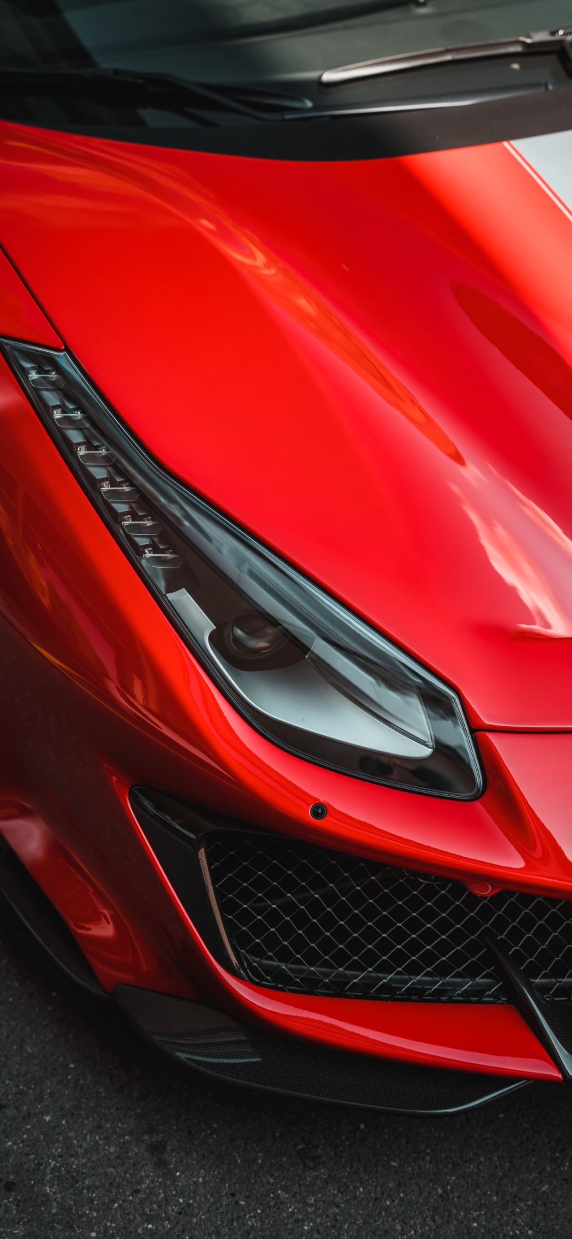 かっこいい赤い車 クローズアップの1170 x 2532 / スマホ壁紙