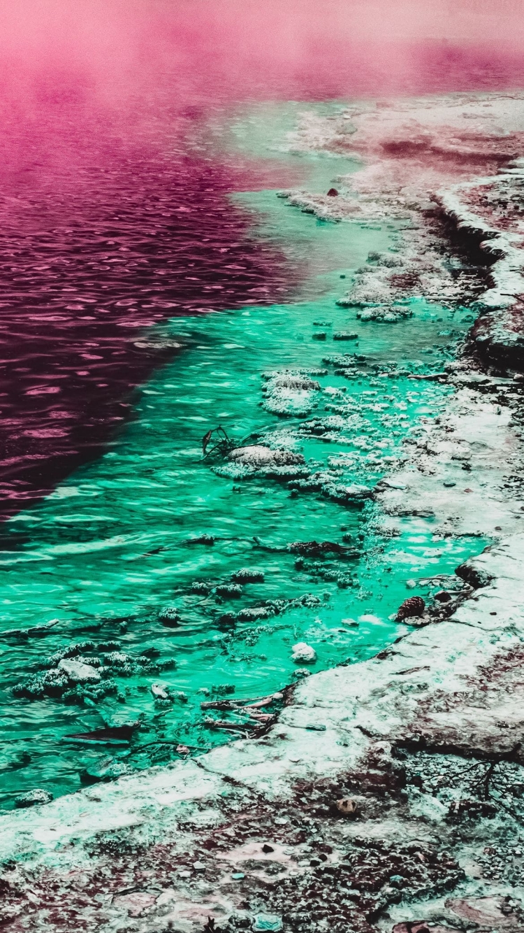 緑と赤 湯気立つ波の750 x 1334 / スマホ壁紙