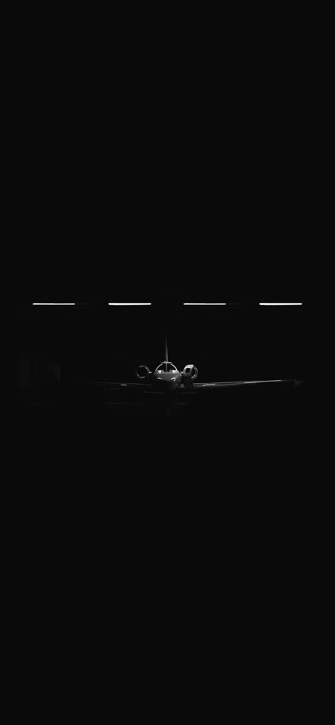 暗闇の中の飛行機の1170 x 2532 / スマホ壁紙