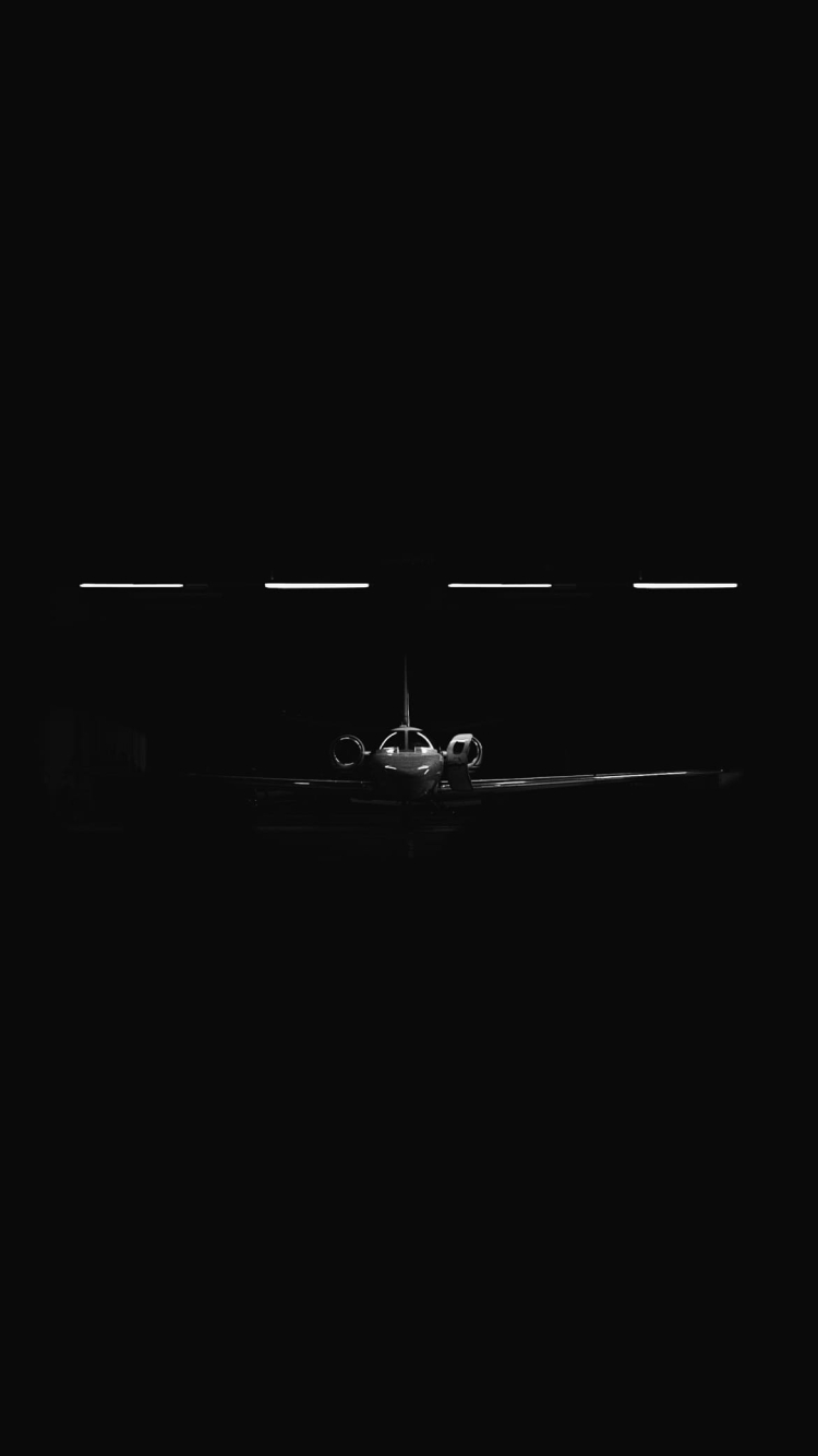 暗闇の中の飛行機の750 x 1334 / スマホ壁紙