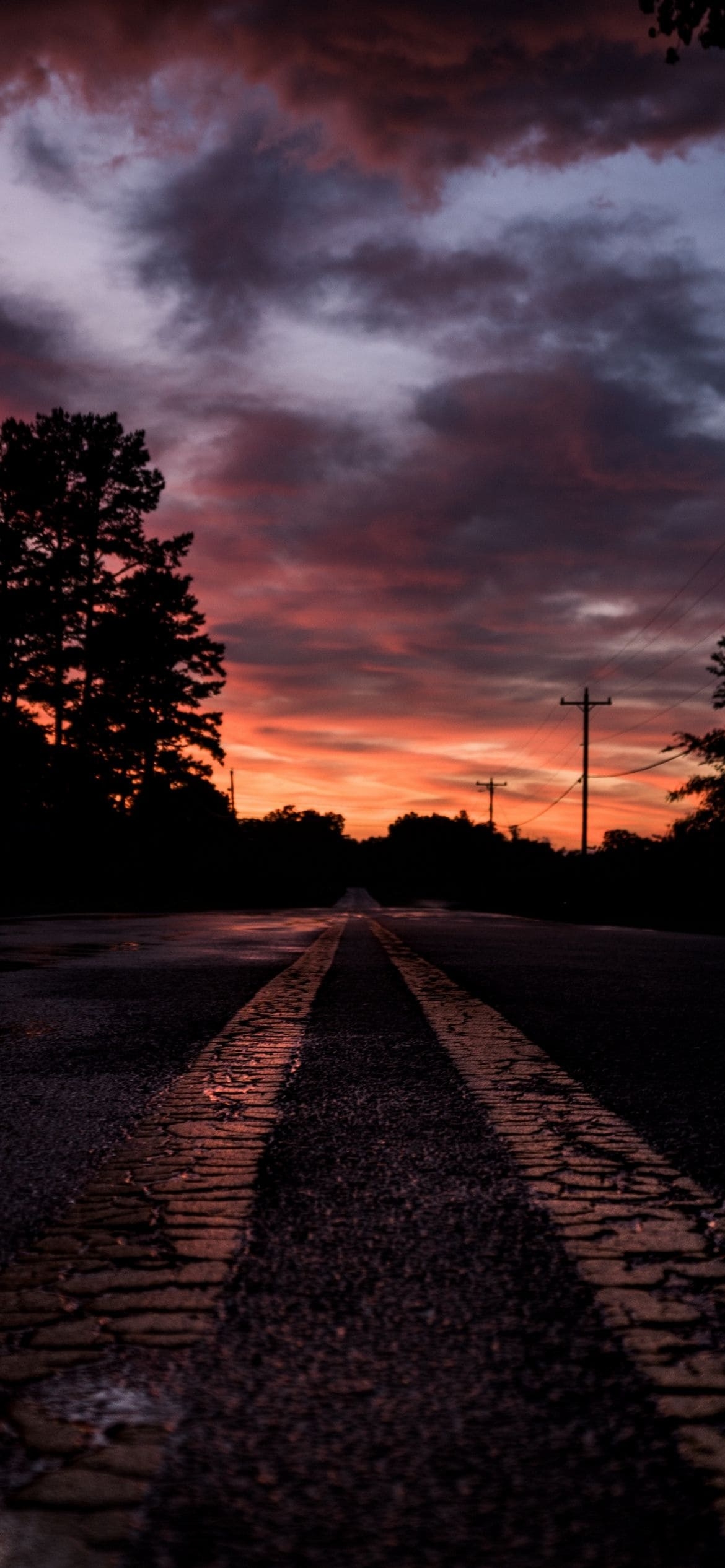 夕暮れ 黒い道路の1170 x 2532 / スマホ壁紙