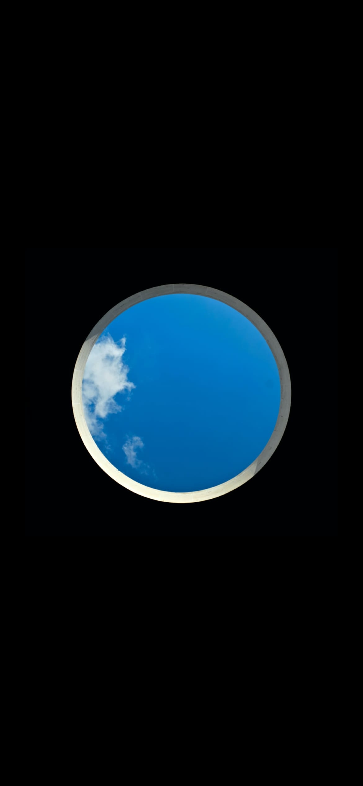 天窓から覗く青空の1170 x 2532 / スマホ壁紙