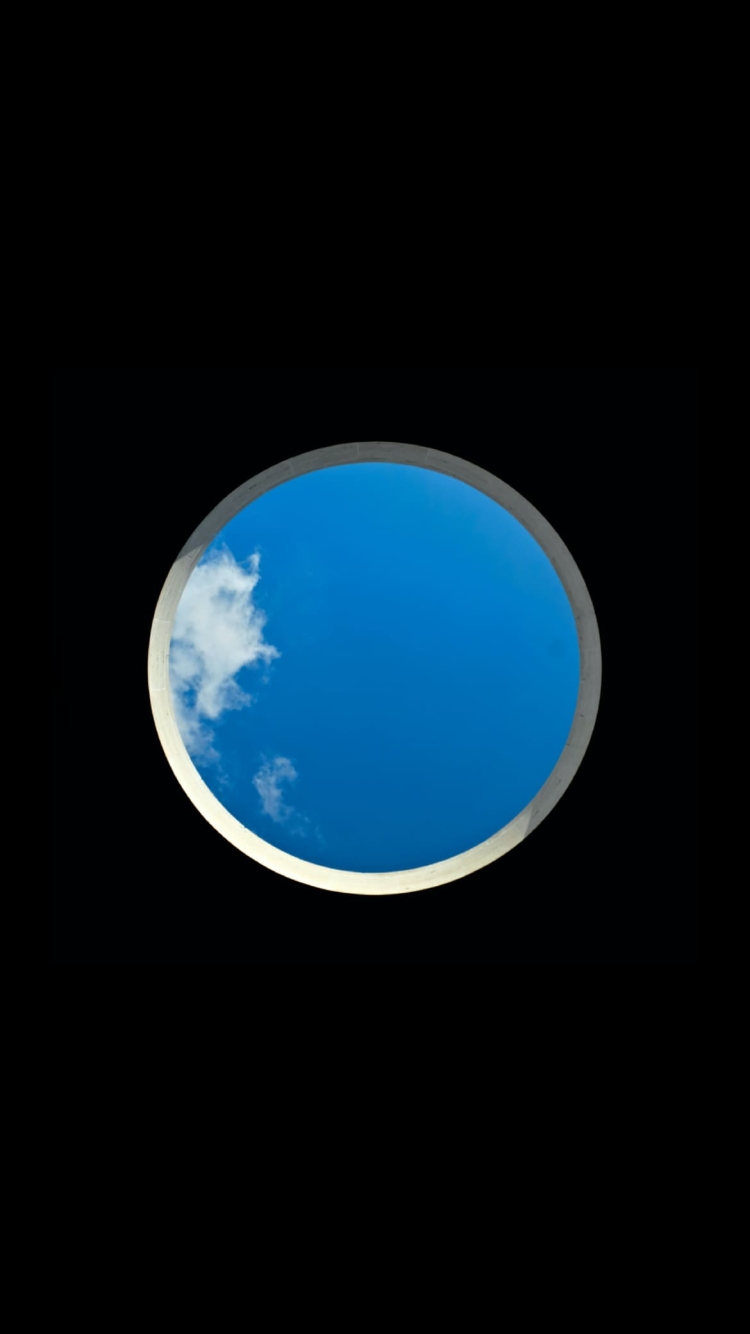 天窓から覗く青空の750 x 1334 / スマホ壁紙