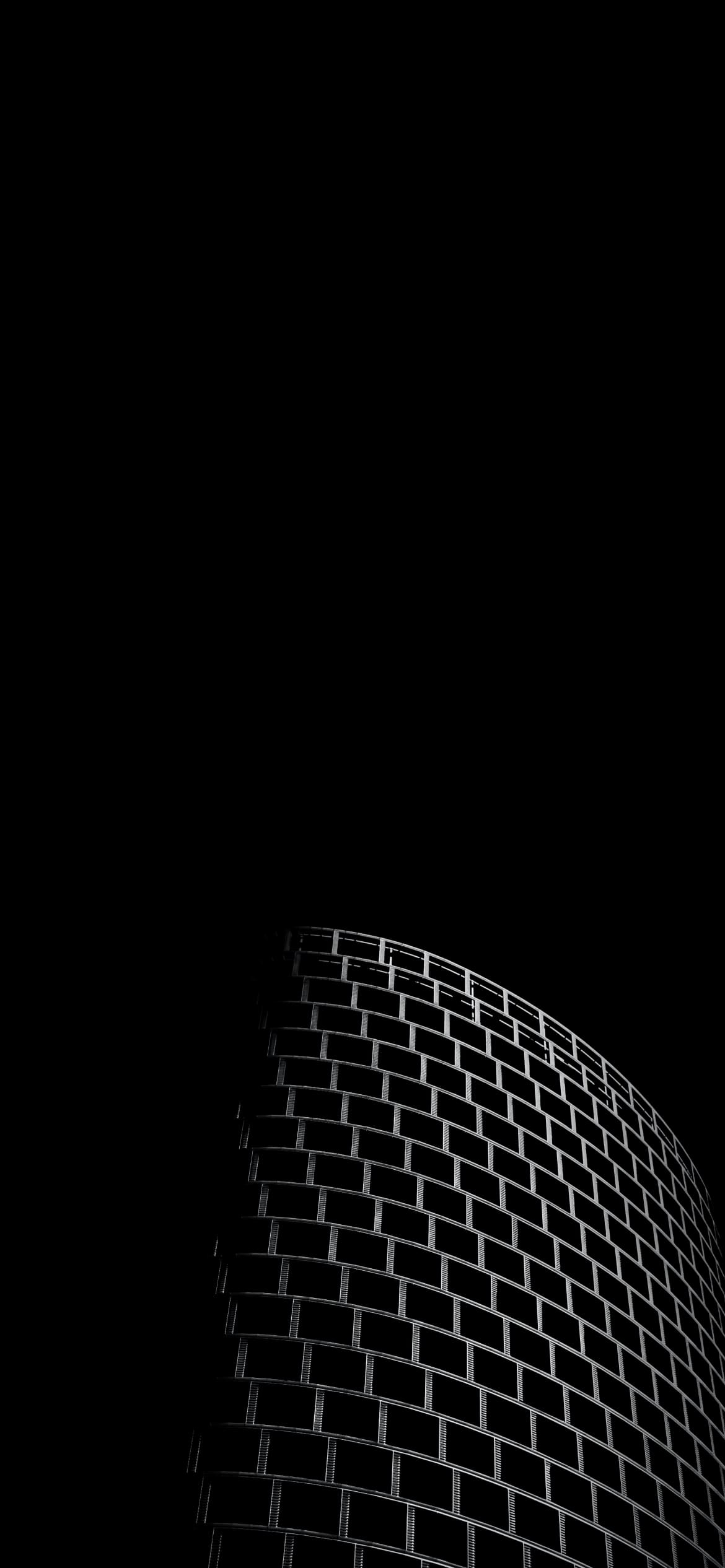 ロンドンのかっこいい黒い建物の1170 x 2532 / スマホ壁紙