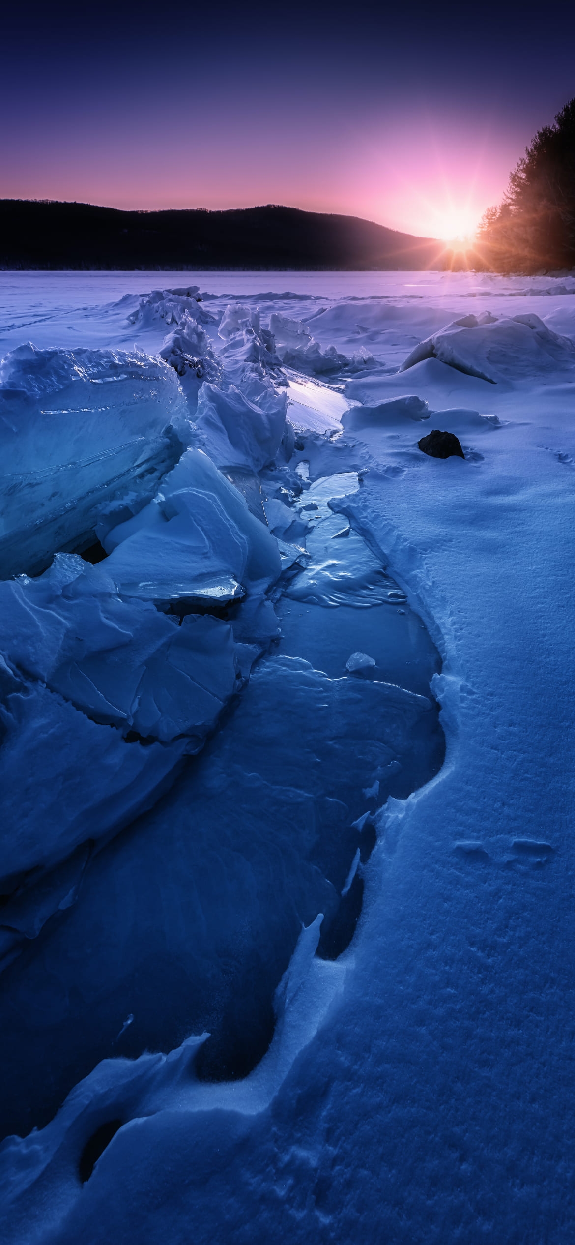 氷の台地の間を流れる川の1170 x 2532 / スマホ壁紙