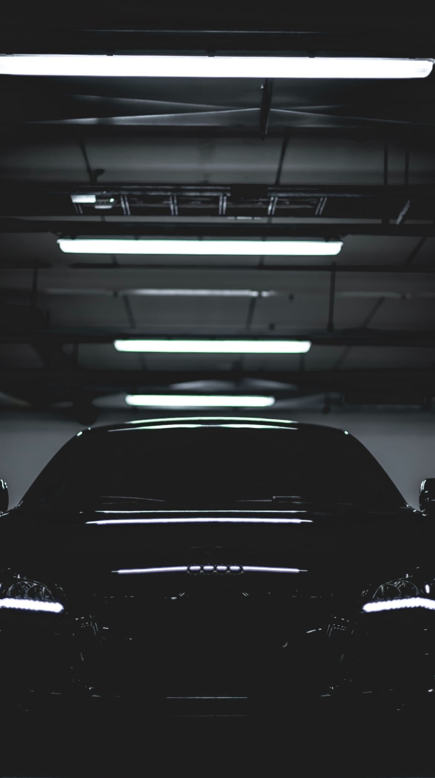 駐車場に停車したAudi R8の890 x 1590 / スマホ壁紙