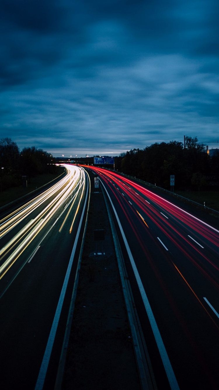 夜の高速道路 赤・白の車のヘッドライトの750 x 1334 / スマホ壁紙