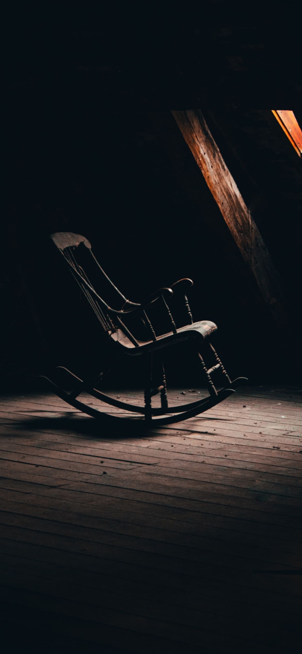 ロッキングチェア 孤独 木の椅子 暗い部屋の1170 x 2532 / スマホ壁紙