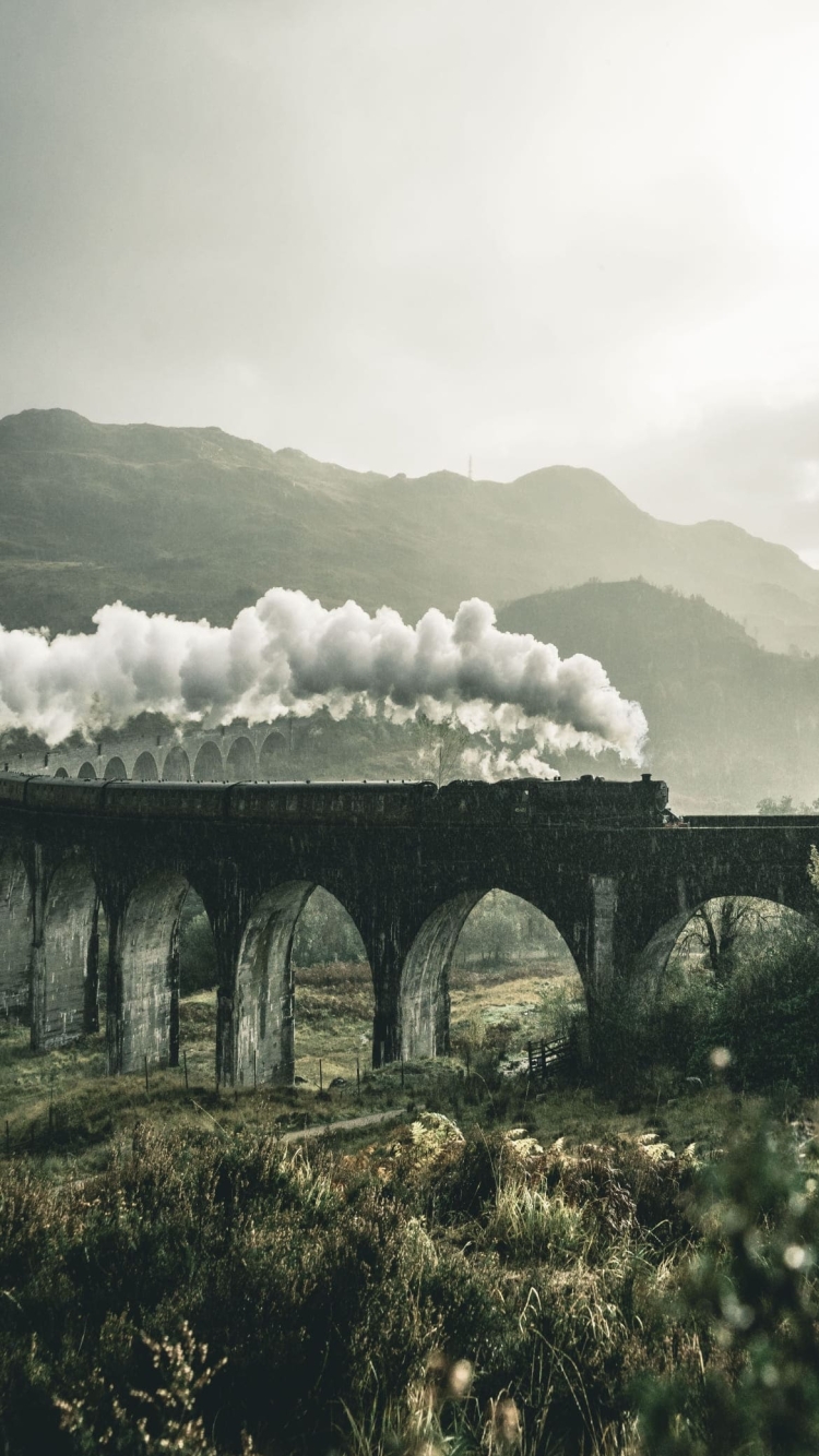 グレンフィナン高架橋を通過する汽車 / ウェスト・ハイランド線の鉄道高架橋 / スコットランド北西部 / ハイランドの750 x 1334 / スマホ壁紙