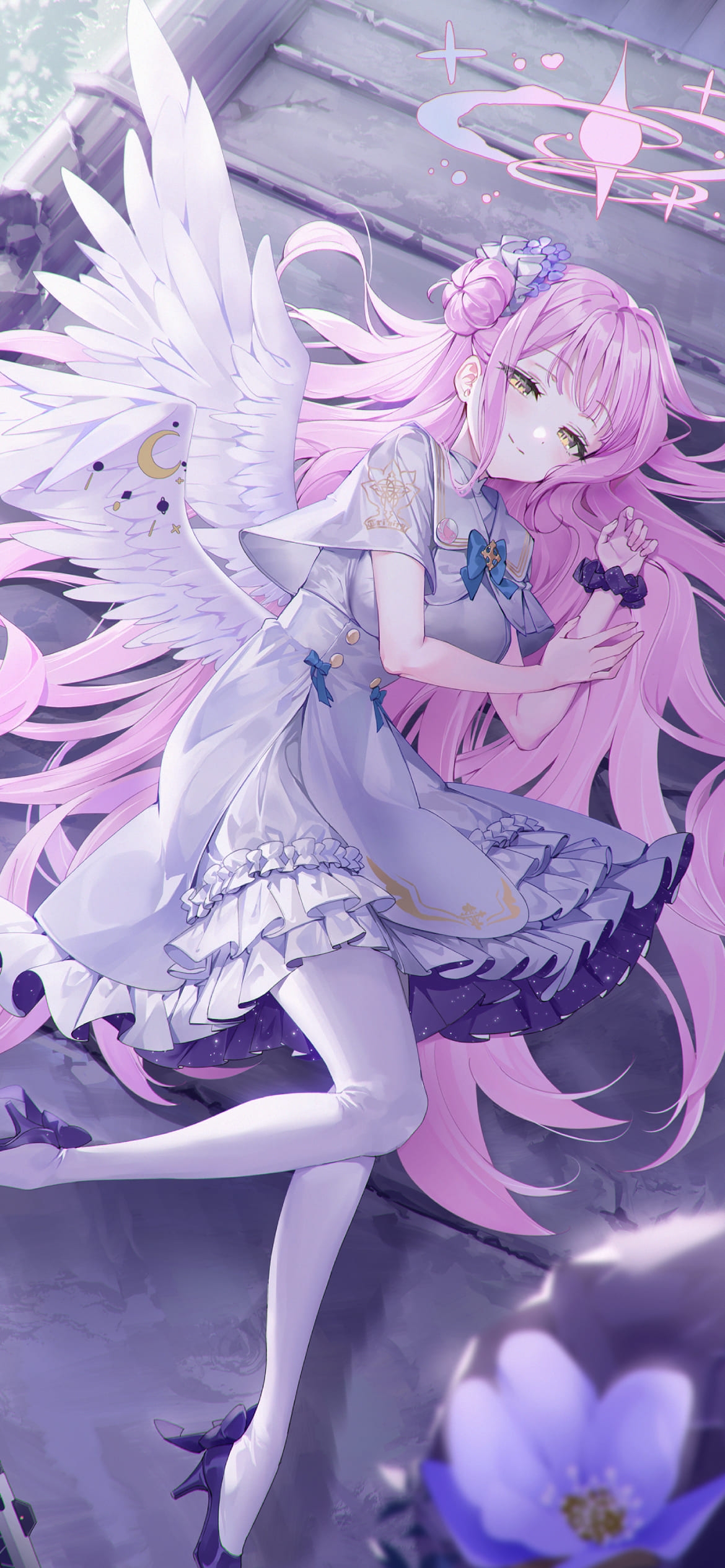 桟橋に寝そべる聖園ミカ（みその みか） / ブルアカ / ブルーアーカイブ / ファンアート / イラストの1170 x 2532 / スマホ壁紙