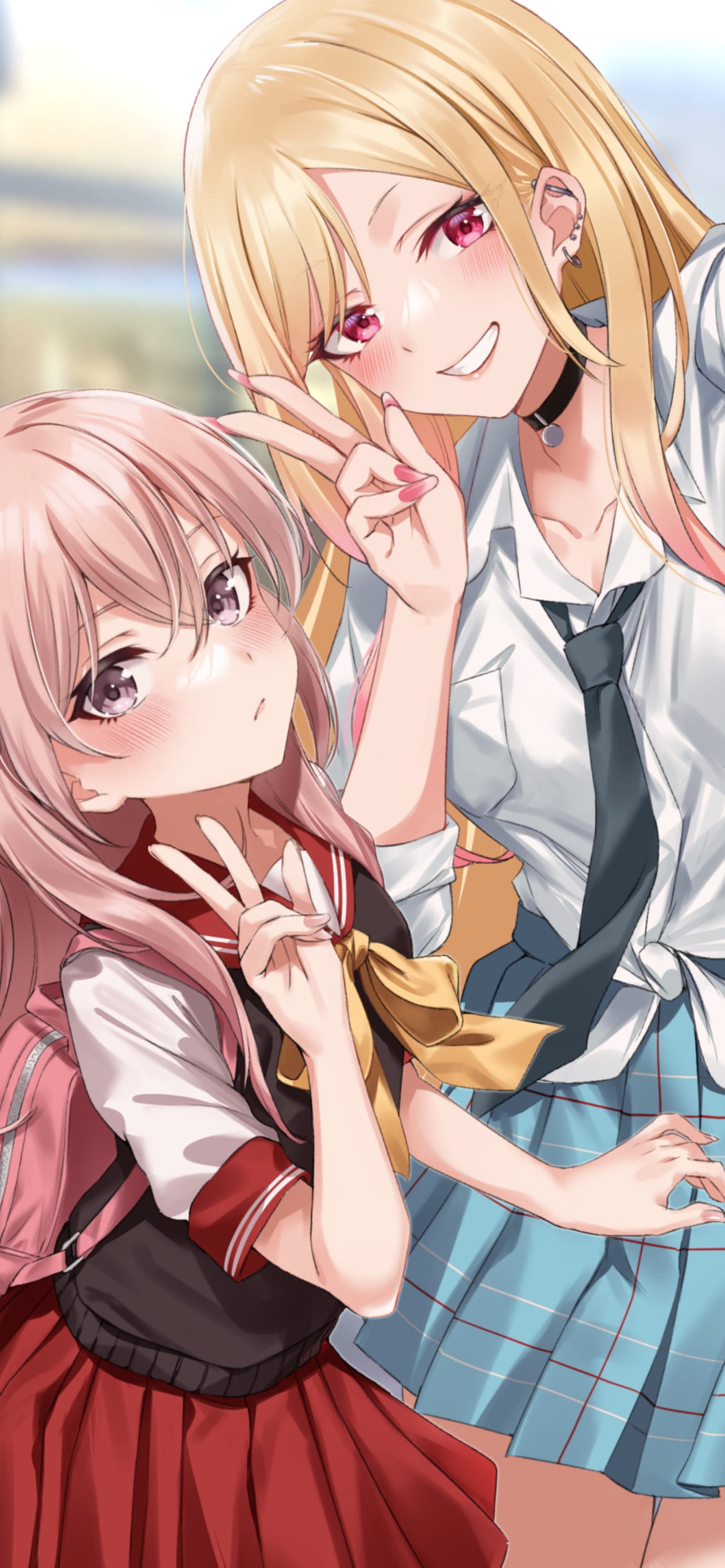 ピースするかわいい喜多川海夢（きたがわまりん）と乾紗寿叶（いぬいさじゅな） / その着せ替え人形は恋をする / ファンアート / イラストの1170 x 2532 / スマホ壁紙