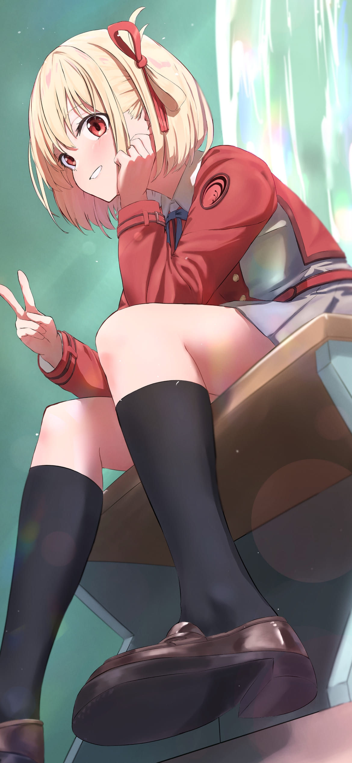 椅子に座って笑顔でピースをする錦木千束(にしきぎちさと) / リコリス・リコイル / ファンアート / イラストの1170 x 2532 / スマホ壁紙