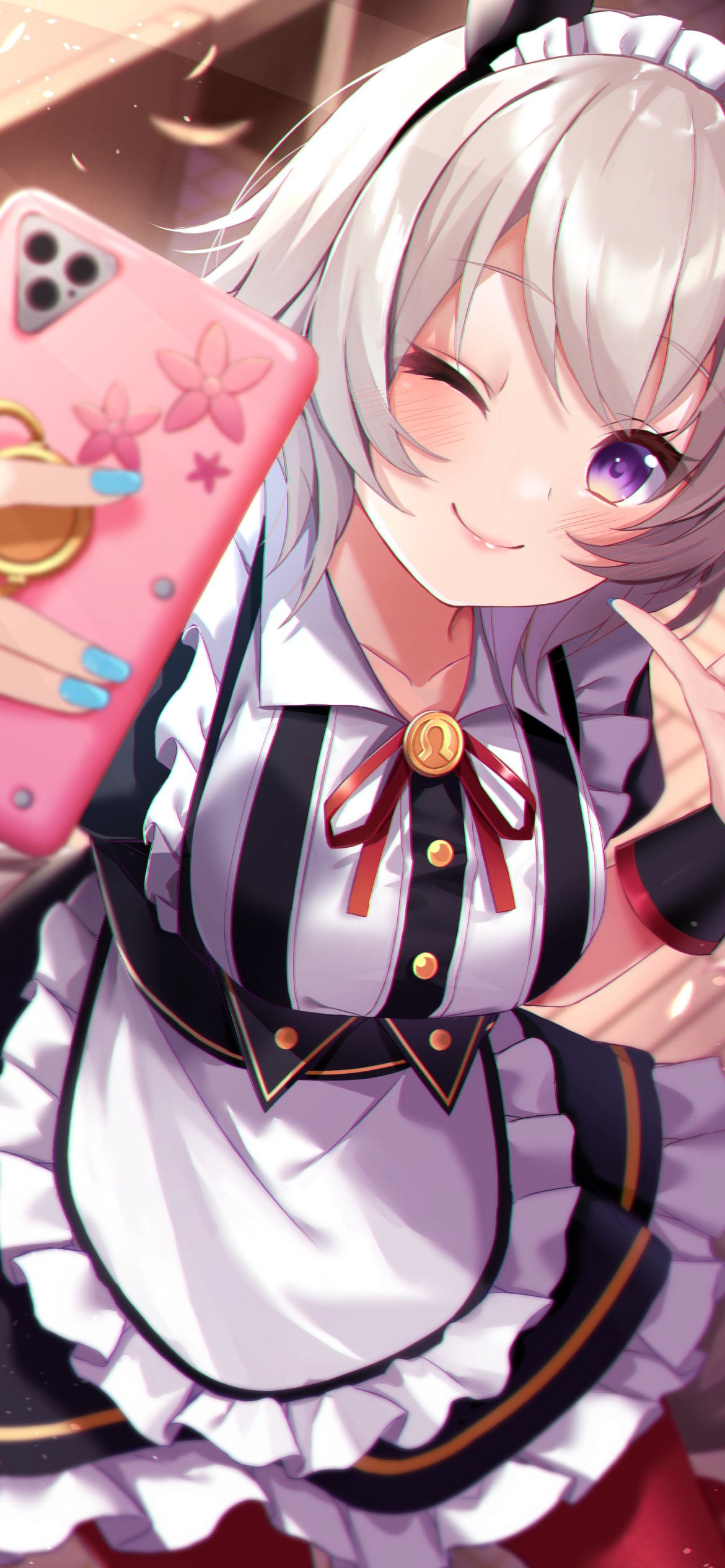 自撮りでウィンクをするメイド姿のカレンチャン / ウマ娘プリティーダービーの1170 x 2532 / スマホ壁紙