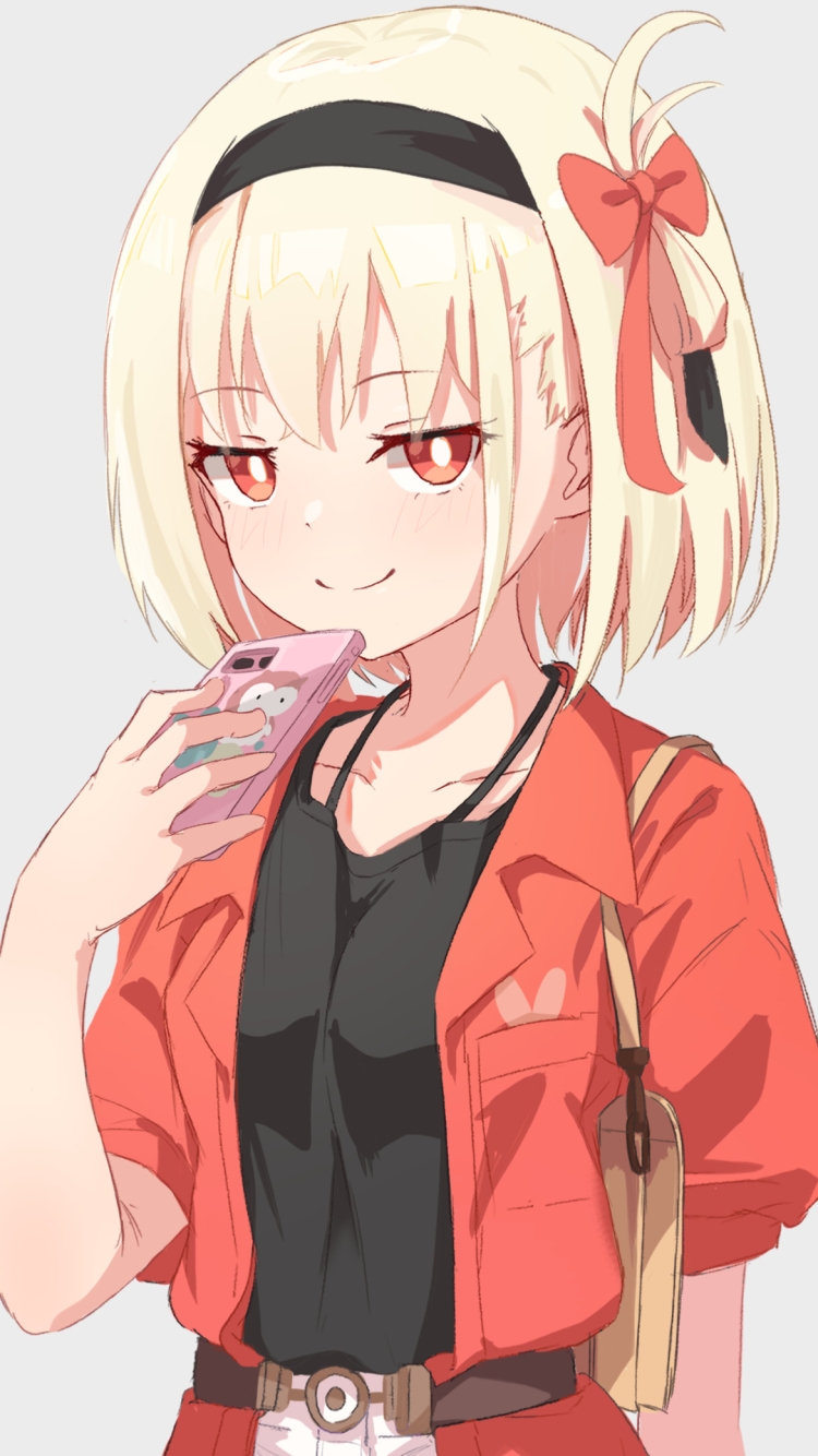 スマホを顎にあてる錦木千束（にしきぎ ちさと） / リコリス・リコイルの750 x 1334 / スマホ壁紙