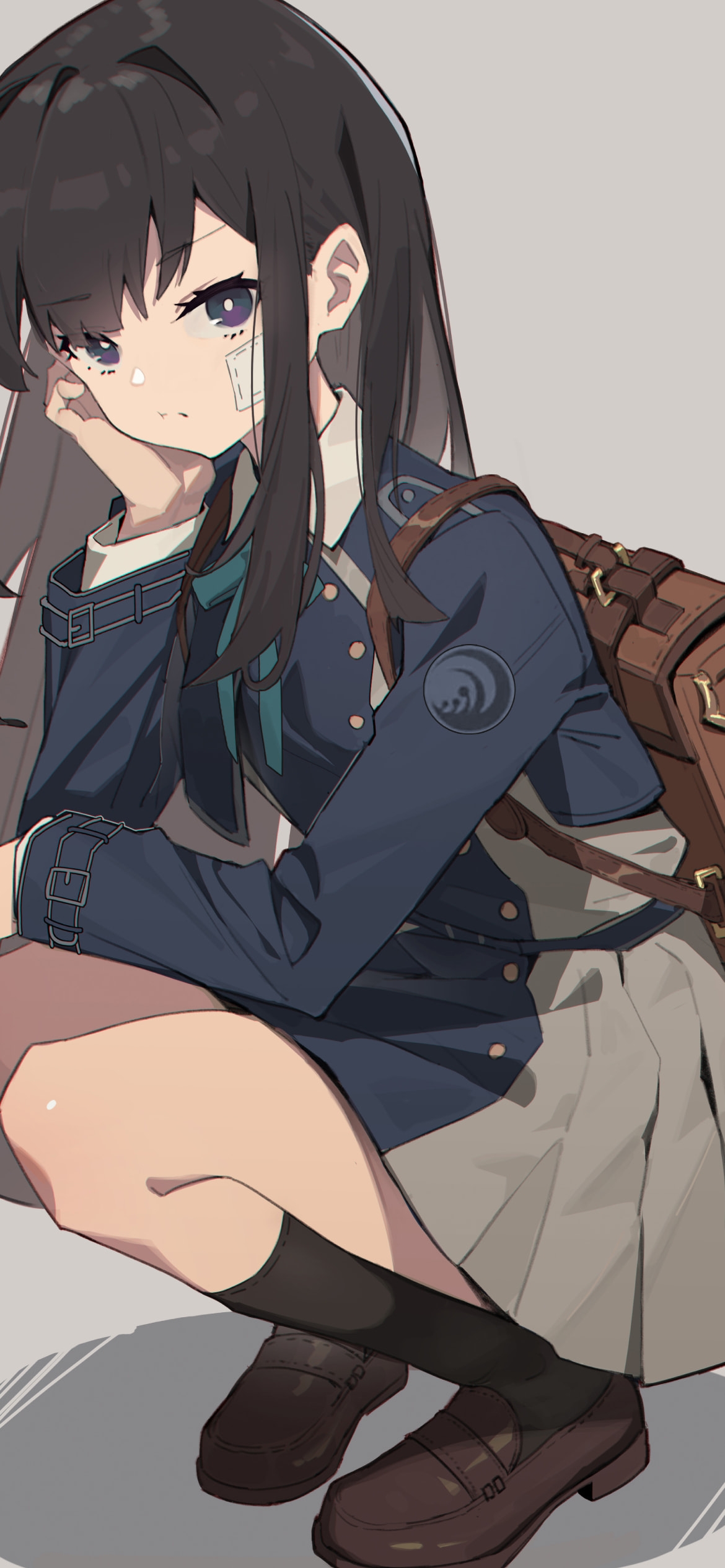 しゃがんでこちらを見ると井ノ上たきな（いのうえ たきな） / シップ / 茶色い鞄 / 黒髪 / リコリス・リコイルの1170 x 2532 / スマホ壁紙